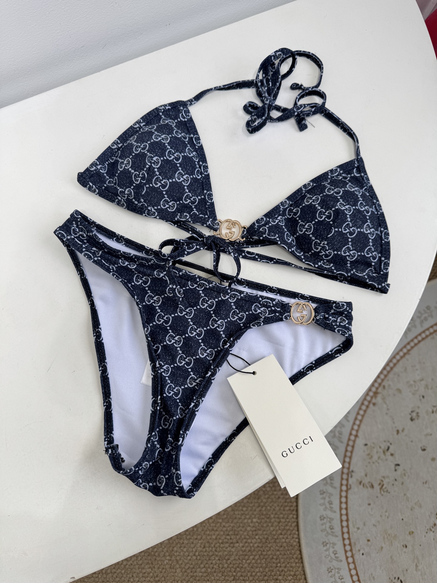 Gucci GG印花弹力针织比基尼泳衣👙经典元素：通体覆盖品牌标志性的GG老花图案，搭配金属质感的互扣式