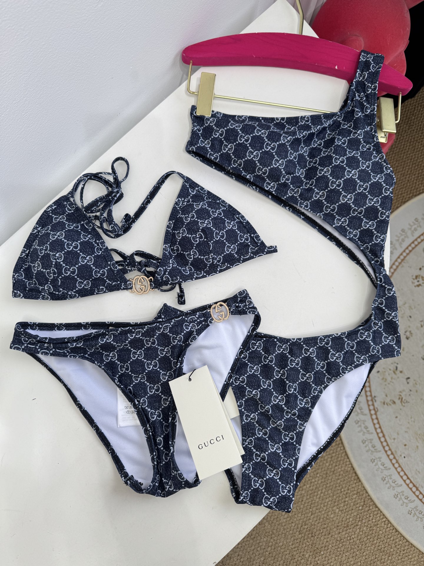 Gucci GG印花弹力针织比基尼泳衣👙经典元素：通体覆盖品牌标志性的GG老花图案，搭配金属质感的互扣式