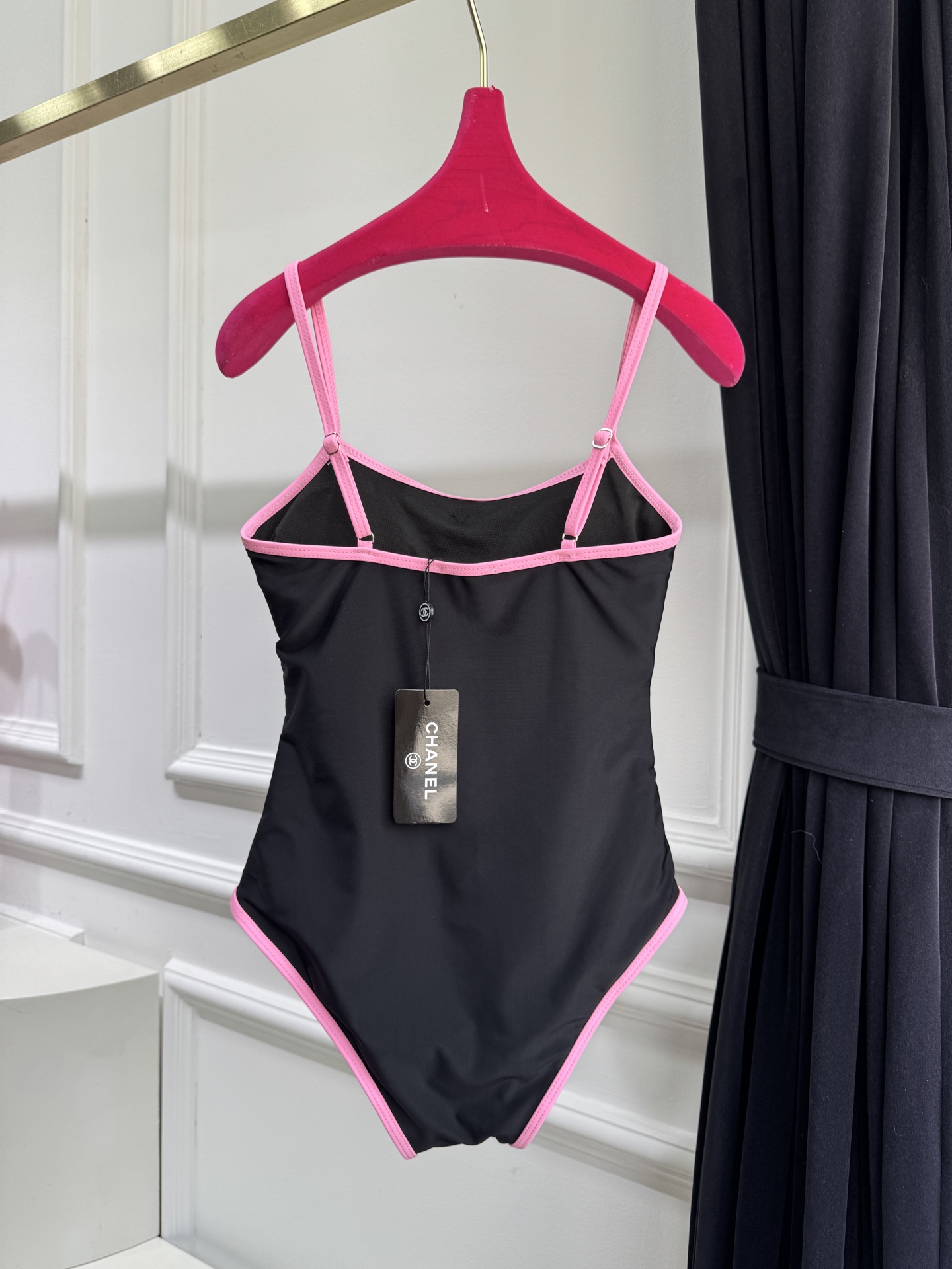 Chan* 双口袋连体泳衣🩱撞色美学：亮粉色主体搭配橄榄绿包边与肩带/黑色主体搭配亮粉色包边与肩带，形成