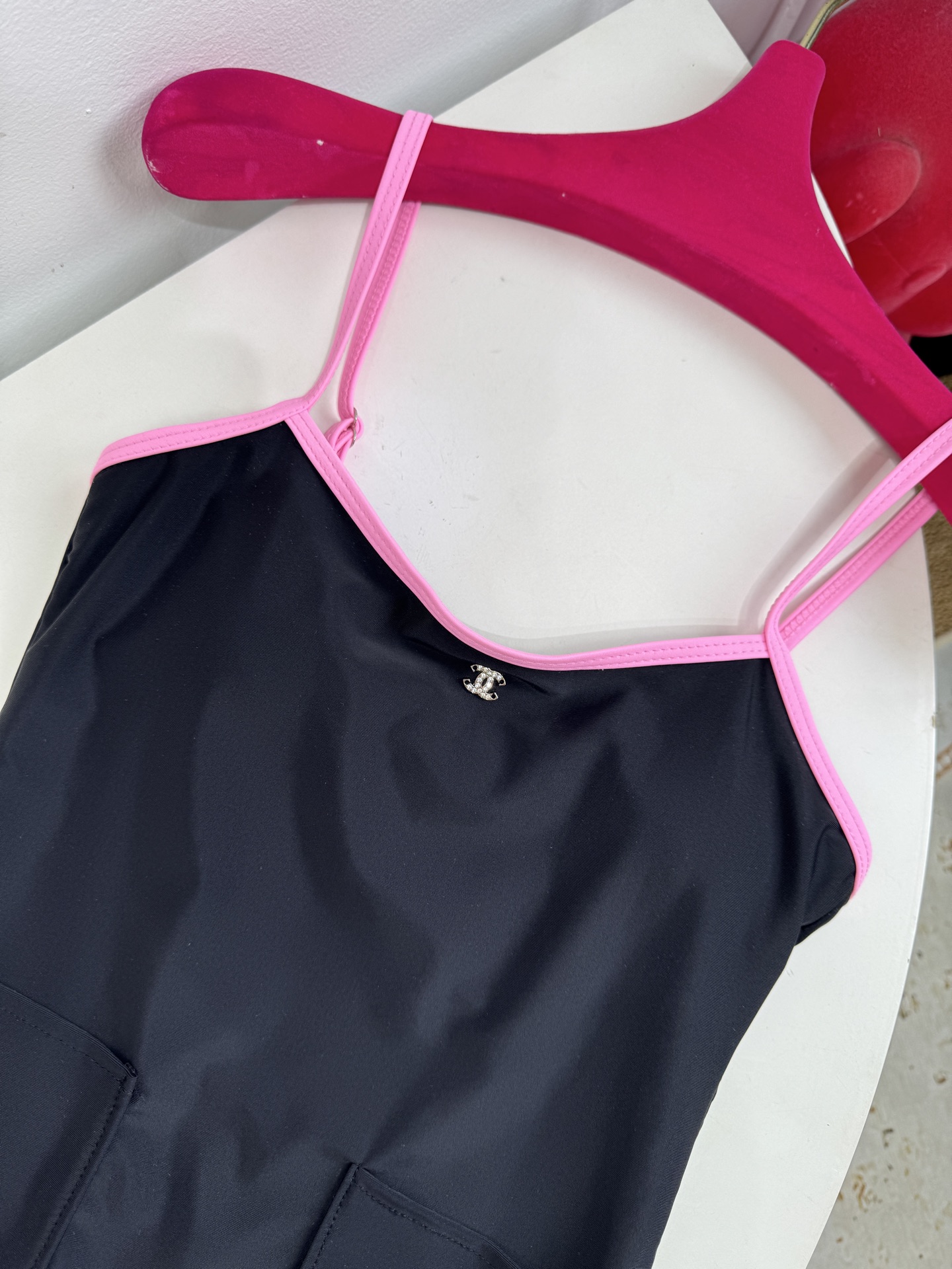 Chan* 双口袋连体泳衣🩱撞色美学：亮粉色主体搭配橄榄绿包边与肩带/黑色主体搭配亮粉色包边与肩带，形成