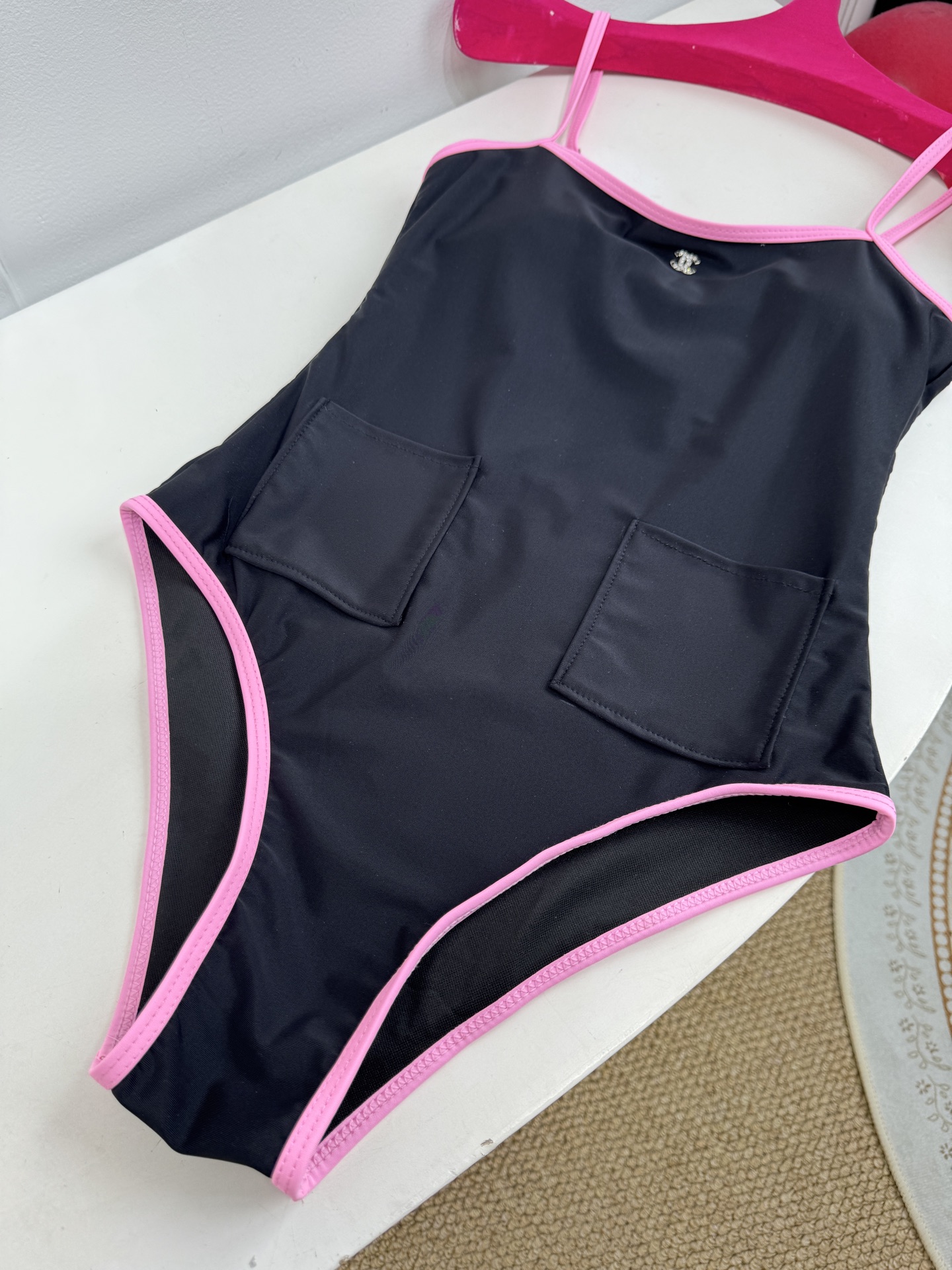 Chan* 双口袋连体泳衣🩱撞色美学：亮粉色主体搭配橄榄绿包边与肩带/黑色主体搭配亮粉色包边与肩带，形成