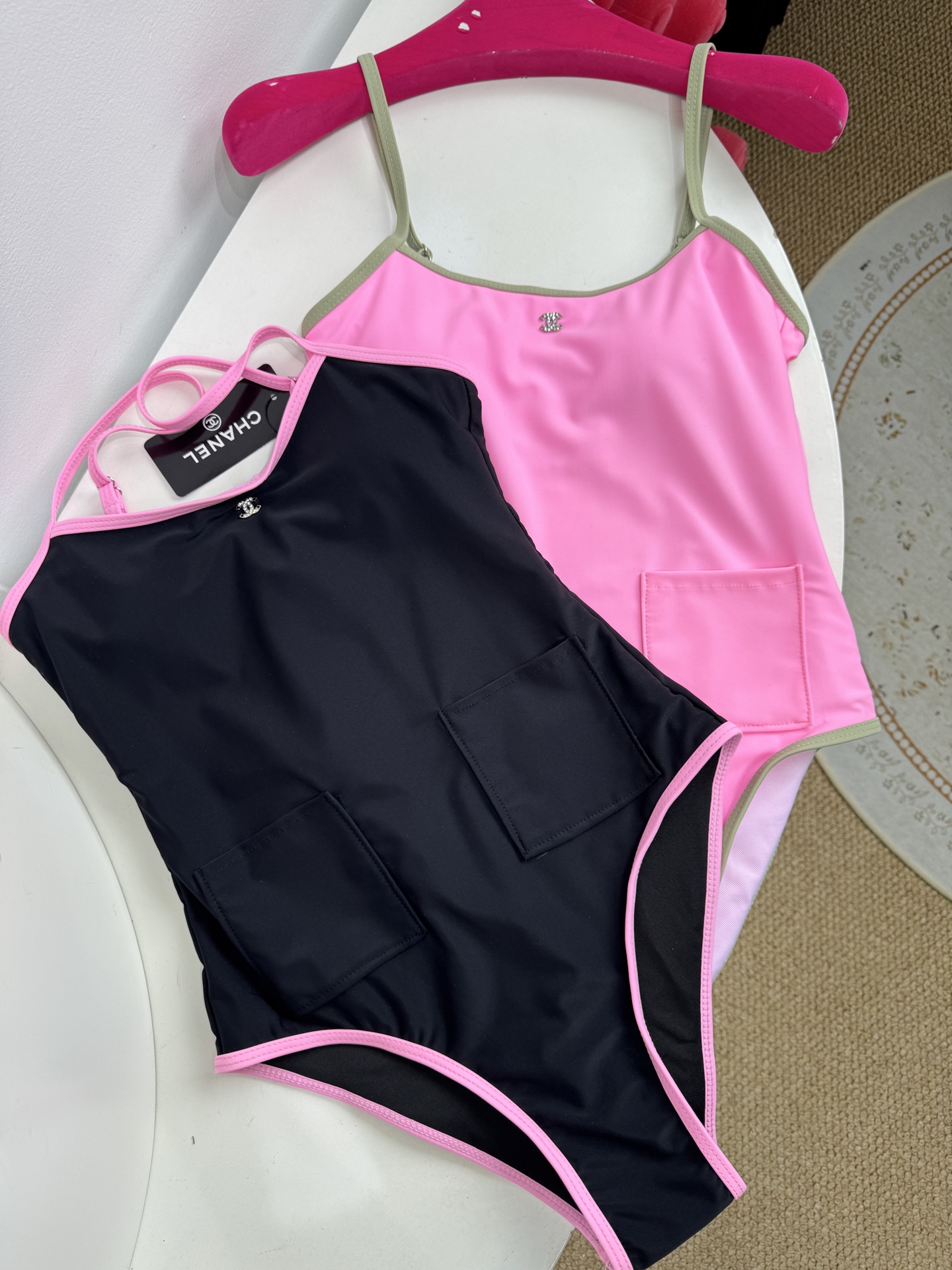 Chan* 双口袋连体泳衣🩱撞色美学：亮粉色主体搭配橄榄绿包边与肩带/黑色主体搭配亮粉色包边与肩带，形成