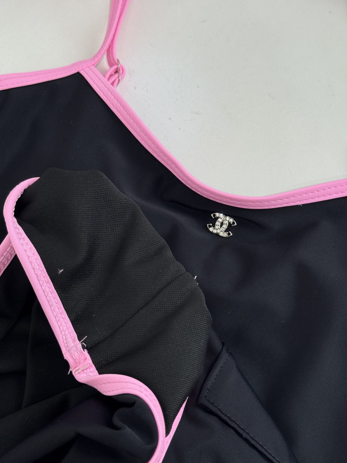 Chan* 双口袋连体泳衣🩱撞色美学：亮粉色主体搭配橄榄绿包边与肩带/黑色主体搭配亮粉色包边与肩带，形成