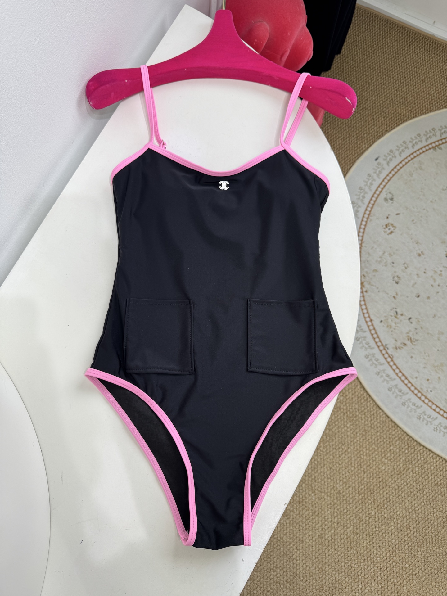 Chan* 双口袋连体泳衣🩱撞色美学：亮粉色主体搭配橄榄绿包边与肩带/黑色主体搭配亮粉色包边与肩带，形成