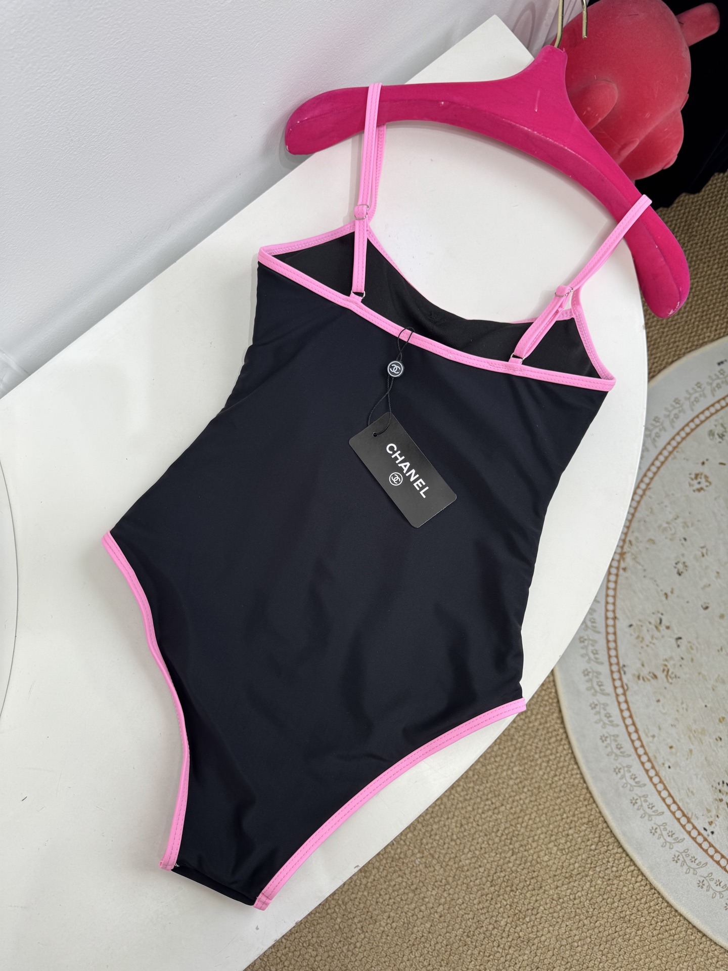 Chan* 双口袋连体泳衣🩱撞色美学：亮粉色主体搭配橄榄绿包边与肩带/黑色主体搭配亮粉色包边与肩带，形成
