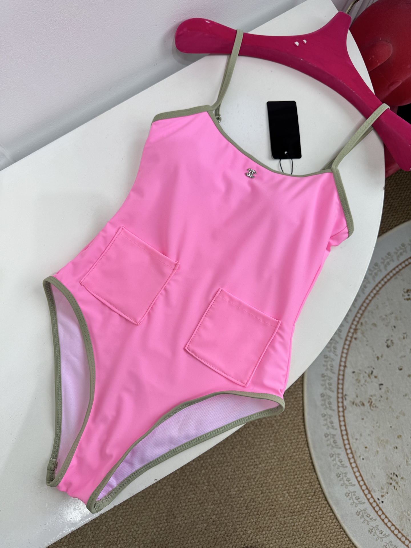 Chan* 双口袋连体泳衣🩱撞色美学：亮粉色主体搭配橄榄绿包边与肩带/黑色主体搭配亮粉色包边与肩带，形成