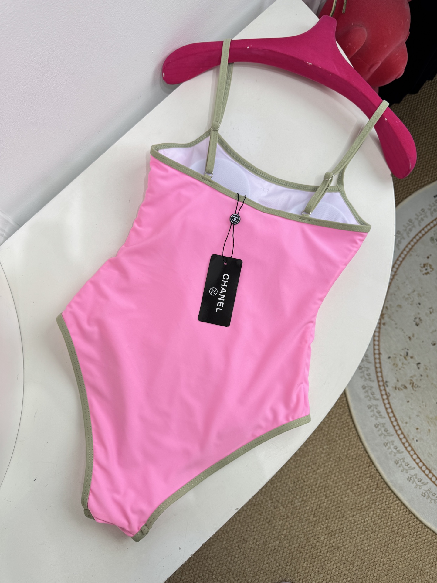 Chan* 双口袋连体泳衣🩱撞色美学：亮粉色主体搭配橄榄绿包边与肩带/黑色主体搭配亮粉色包边与肩带，形成