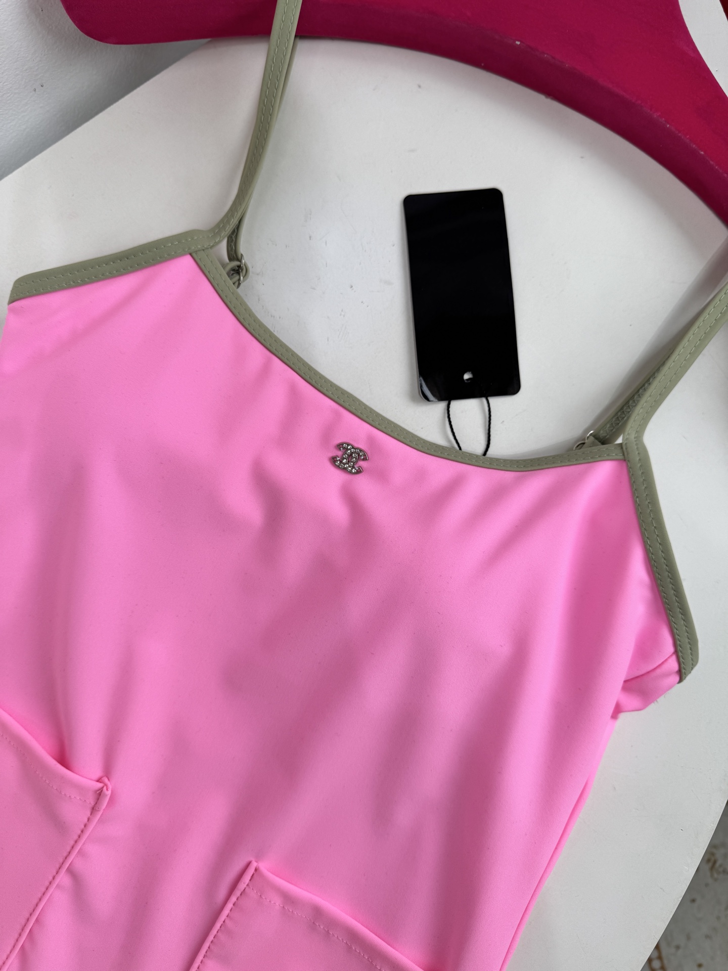 Chan* 双口袋连体泳衣🩱撞色美学：亮粉色主体搭配橄榄绿包边与肩带/黑色主体搭配亮粉色包边与肩带，形成