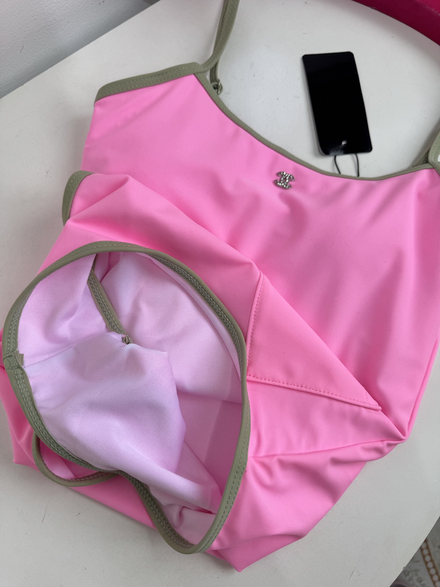 Chan* 双口袋连体泳衣🩱撞色美学：亮粉色主体搭配橄榄绿包边与肩带/黑色主体搭配亮粉色包边与肩带，形成