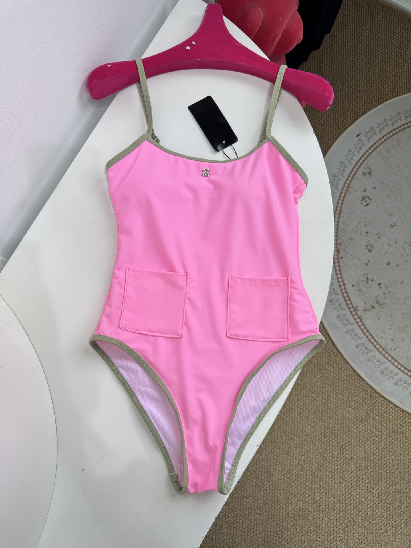 Chan* 双口袋连体泳衣🩱撞色美学：亮粉色主体搭配橄榄绿包边与肩带/黑色主体搭配亮粉色包边与肩带，形成