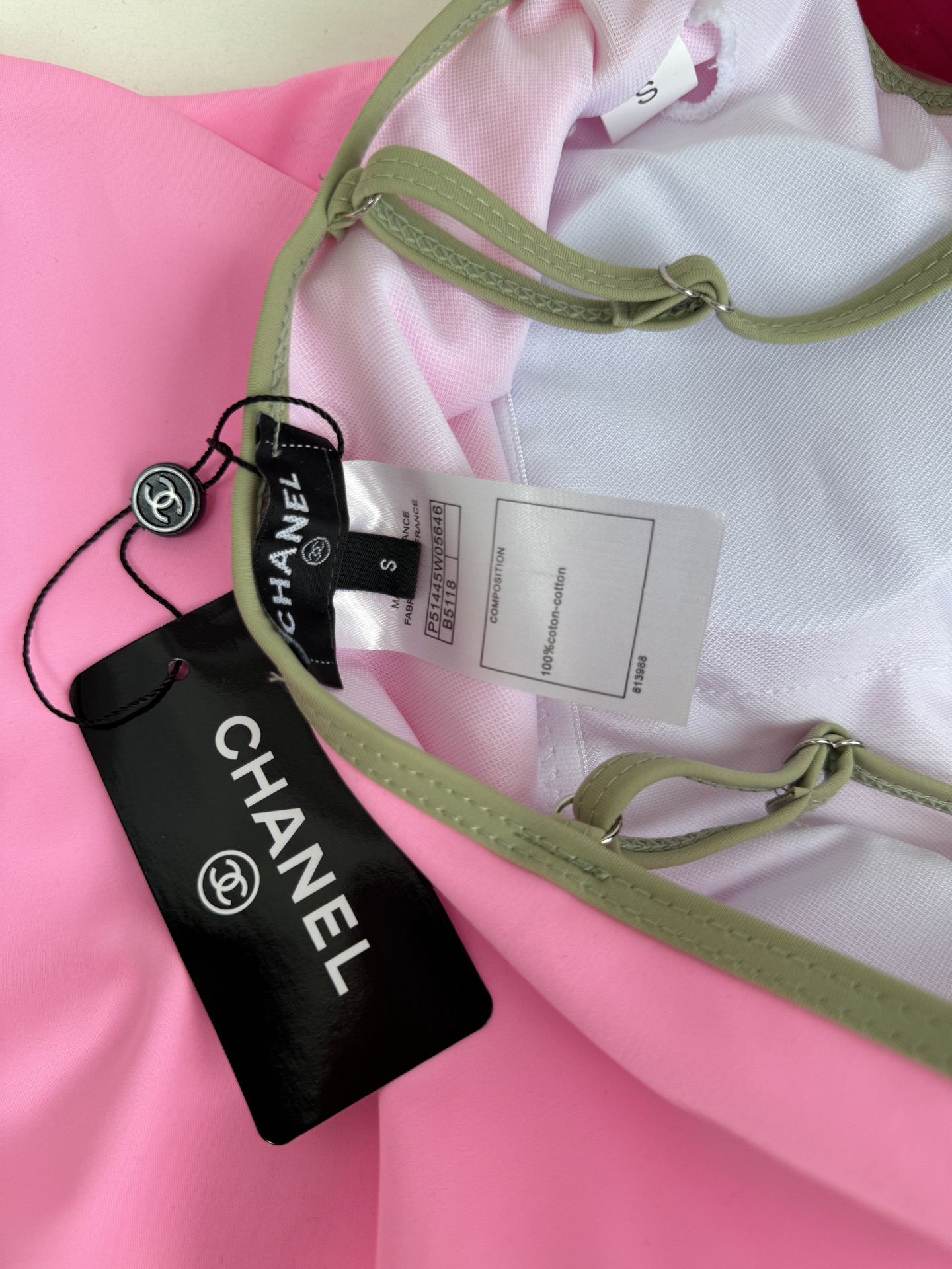 Chan* 双口袋连体泳衣🩱撞色美学：亮粉色主体搭配橄榄绿包边与肩带/黑色主体搭配亮粉色包边与肩带，形成