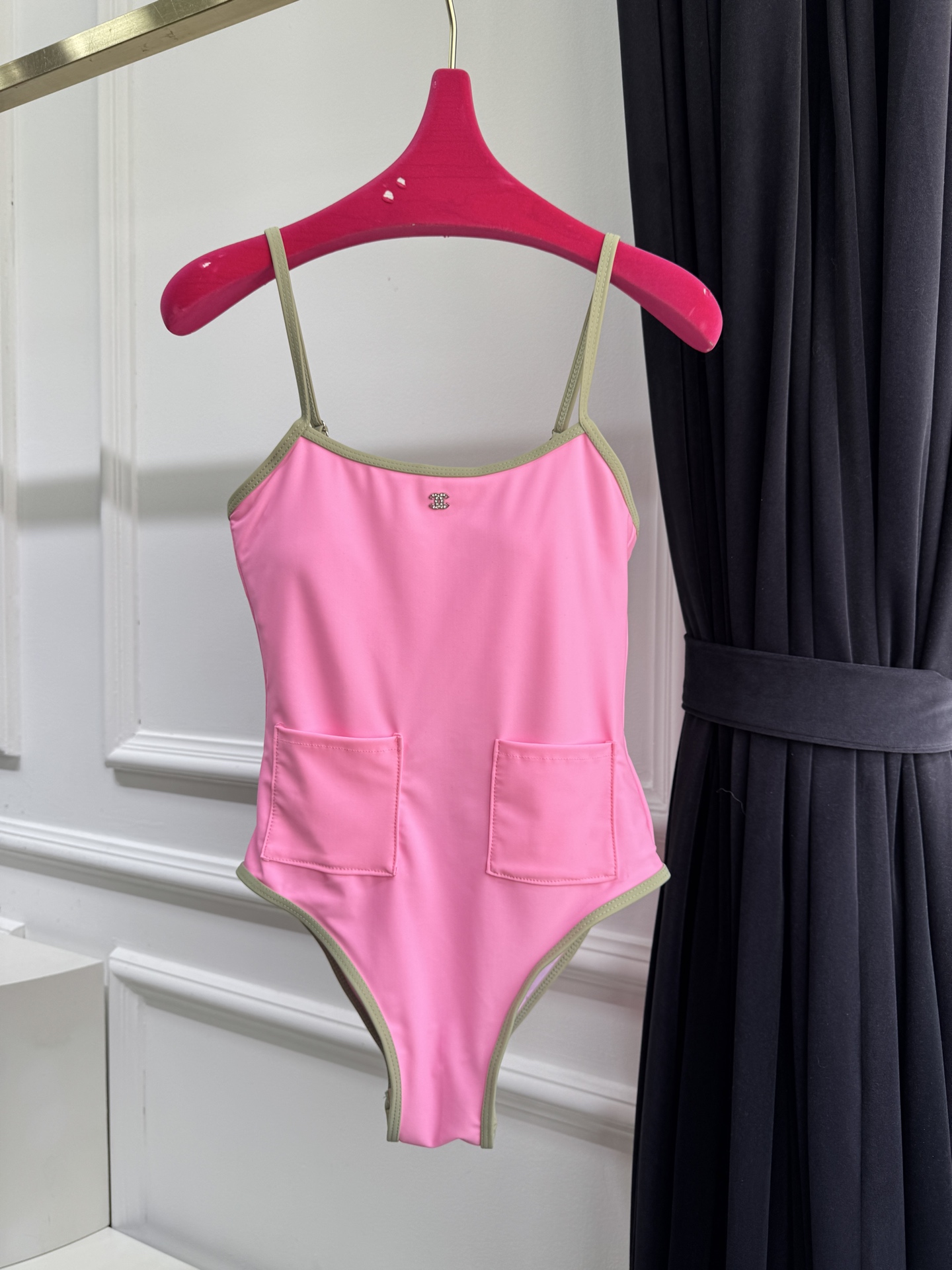 Chan* 双口袋连体泳衣🩱撞色美学：亮粉色主体搭配橄榄绿包边与肩带/黑色主体搭配亮粉色包边与肩带，形成