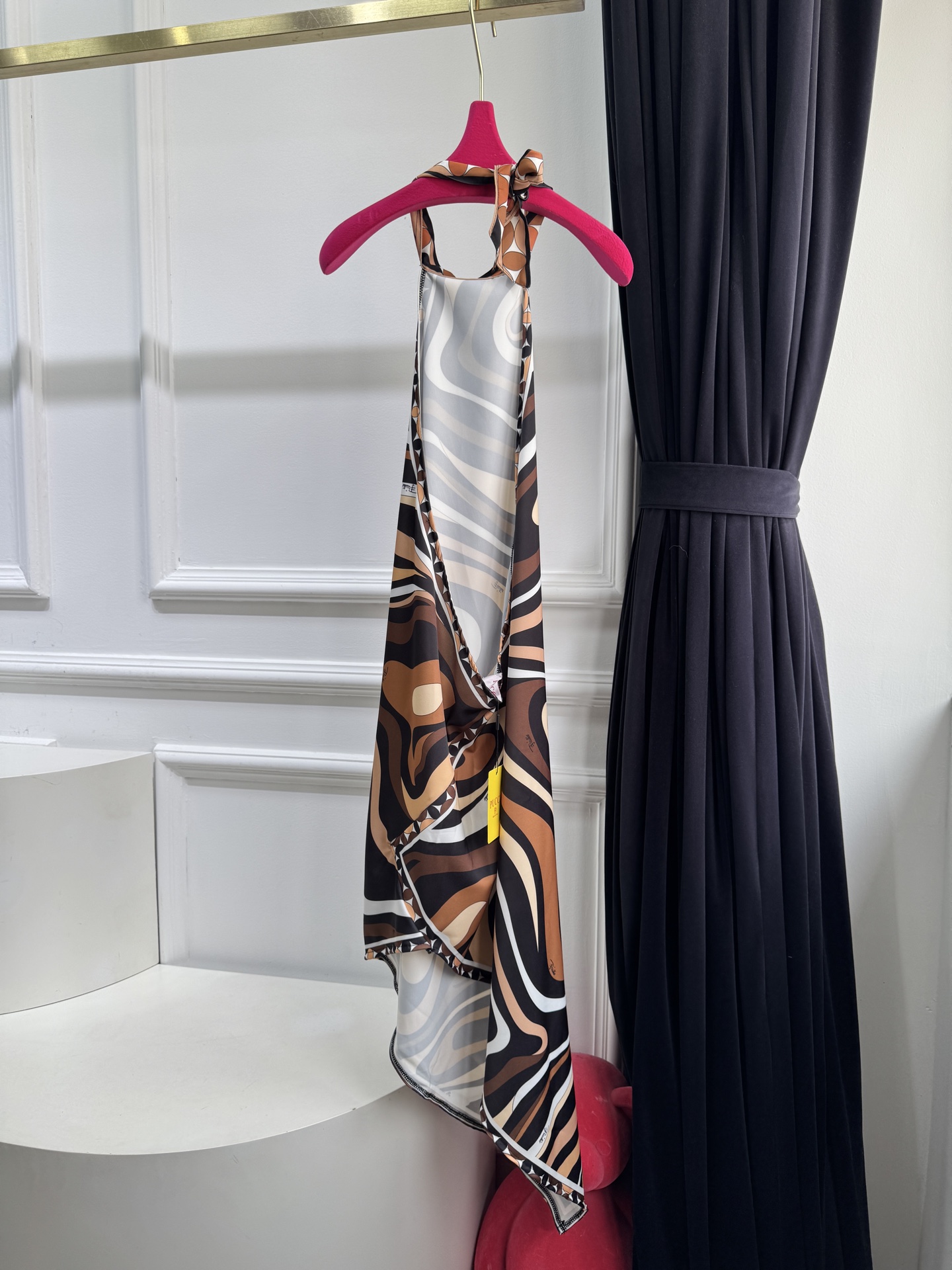 Pucci 印花挂脖真丝连衣裙通体覆盖 Marmo 漩涡印花，以黑、棕、米白、奶咖等大地色交织出流动的大