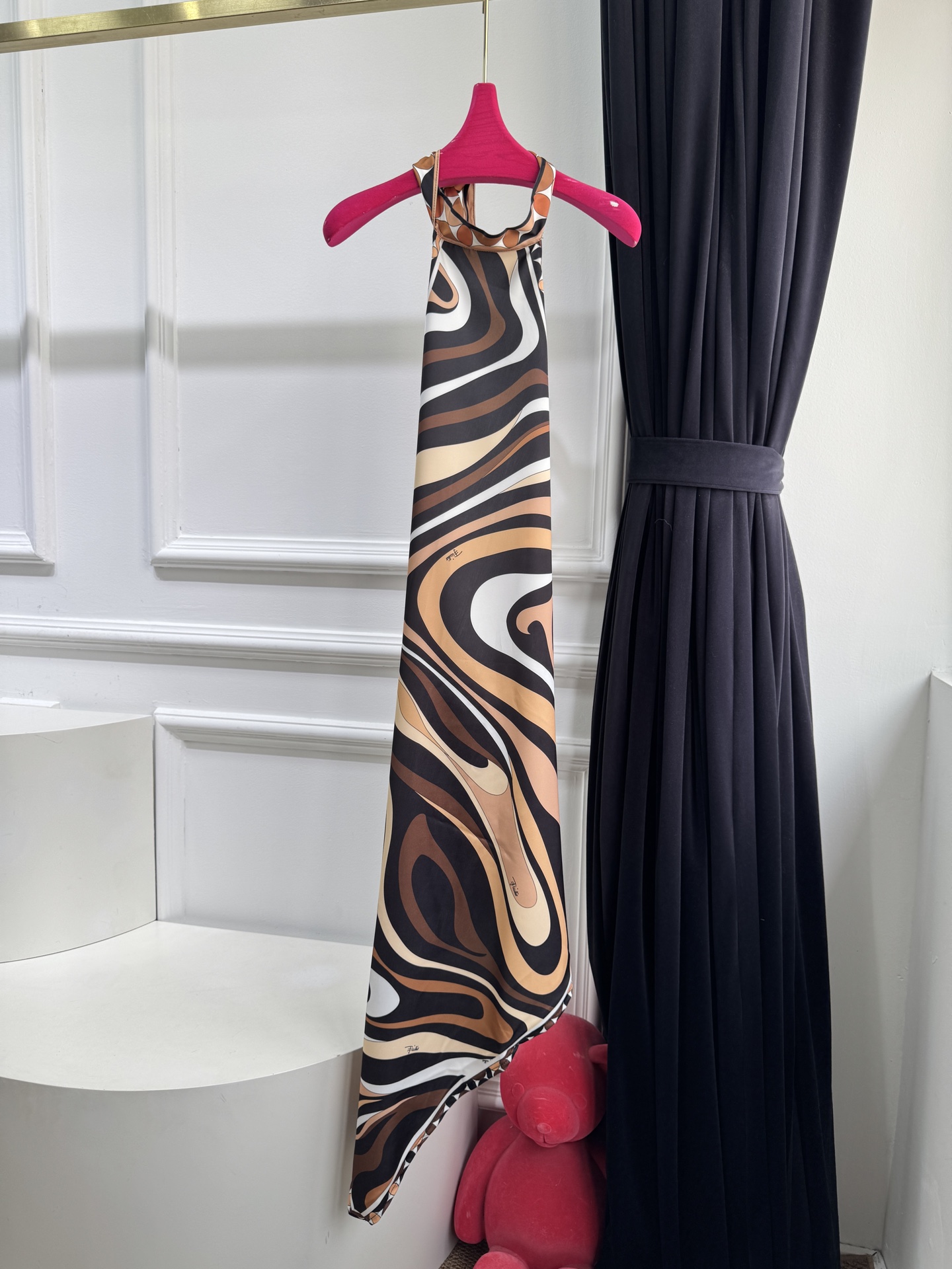 Pucci 印花挂脖真丝连衣裙通体覆盖 Marmo 漩涡印花，以黑、棕、米白、奶咖等大地色交织出流动的大