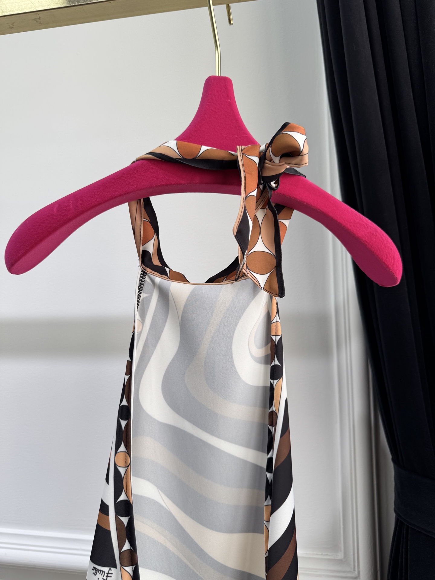 Pucci 印花挂脖真丝连衣裙通体覆盖 Marmo 漩涡印花，以黑、棕、米白、奶咖等大地色交织出流动的大