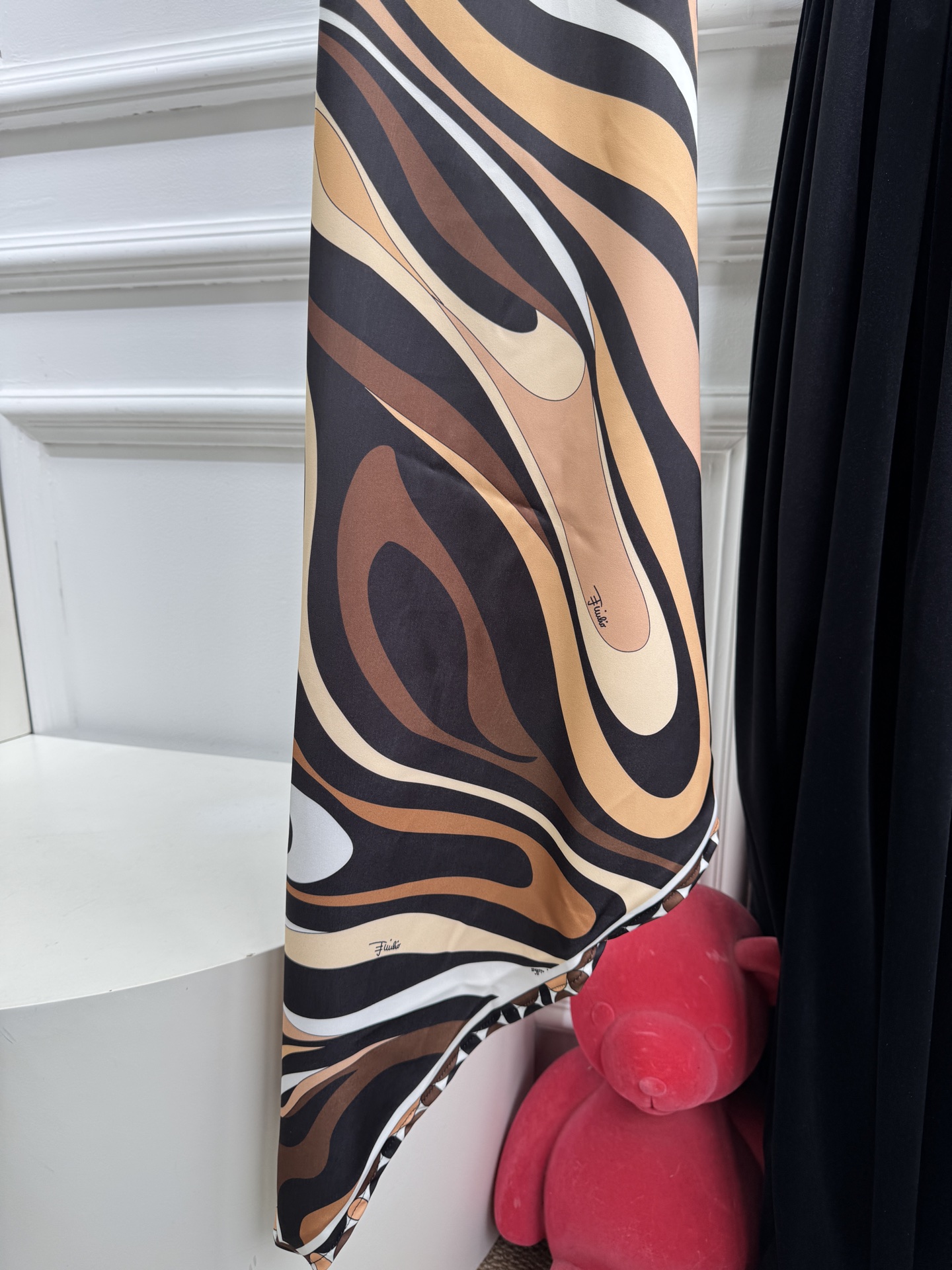 Pucci 印花挂脖真丝连衣裙通体覆盖 Marmo 漩涡印花，以黑、棕、米白、奶咖等大地色交织出流动的大