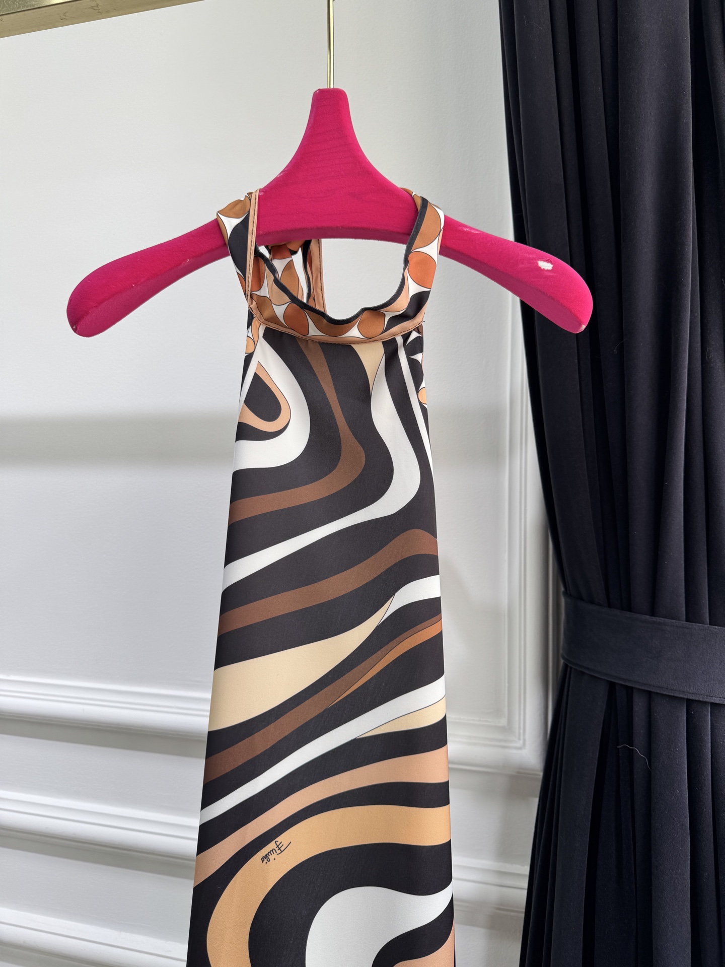 Pucci 印花挂脖真丝连衣裙通体覆盖 Marmo 漩涡印花，以黑、棕、米白、奶咖等大地色交织出流动的大