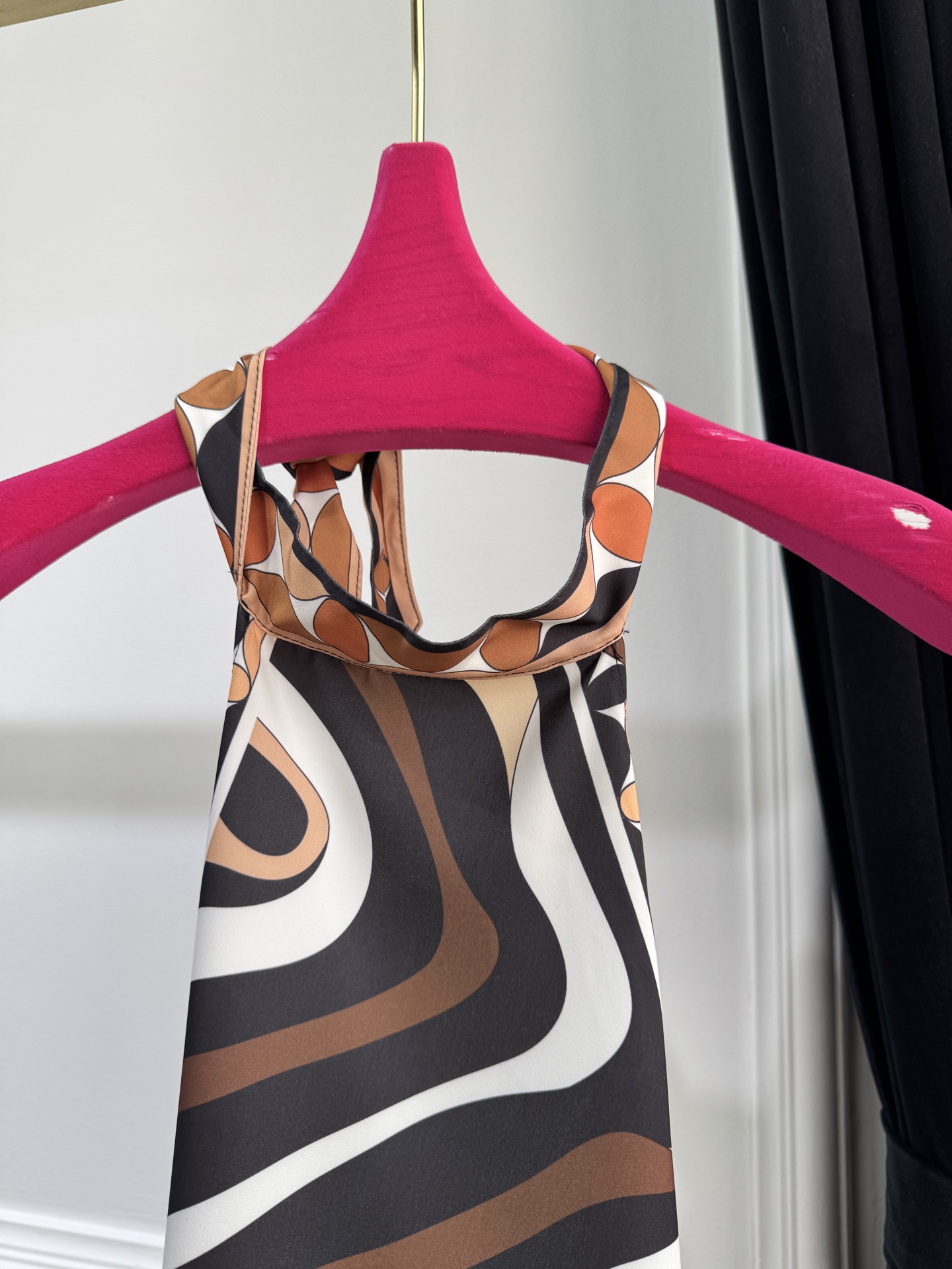 Pucci 印花挂脖真丝连衣裙通体覆盖 Marmo 漩涡印花，以黑、棕、米白、奶咖等大地色交织出流动的大