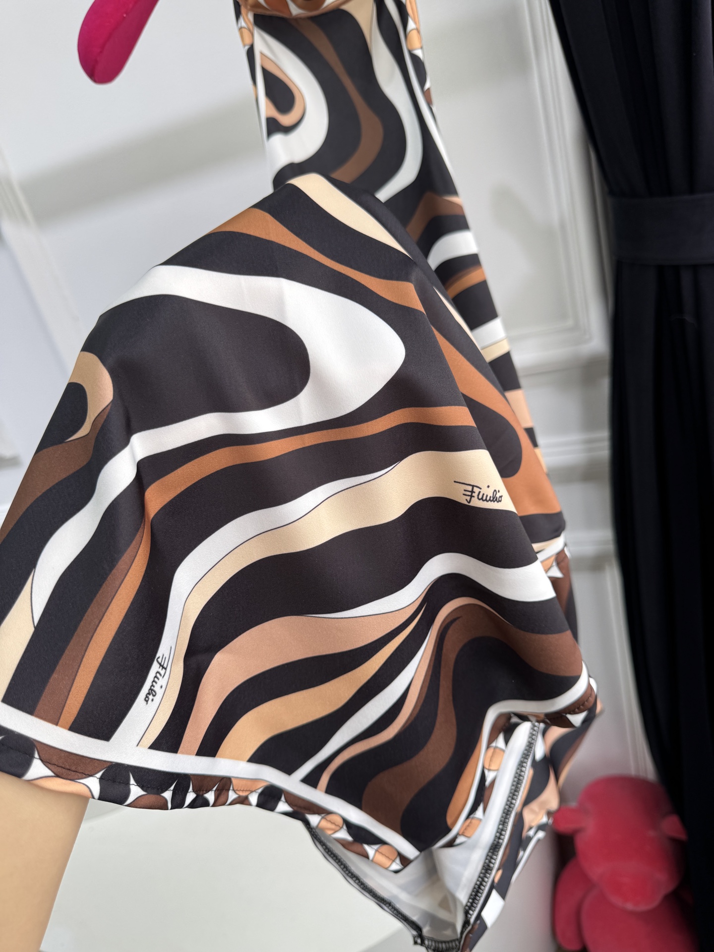 Pucci 印花挂脖真丝连衣裙通体覆盖 Marmo 漩涡印花，以黑、棕、米白、奶咖等大地色交织出流动的大