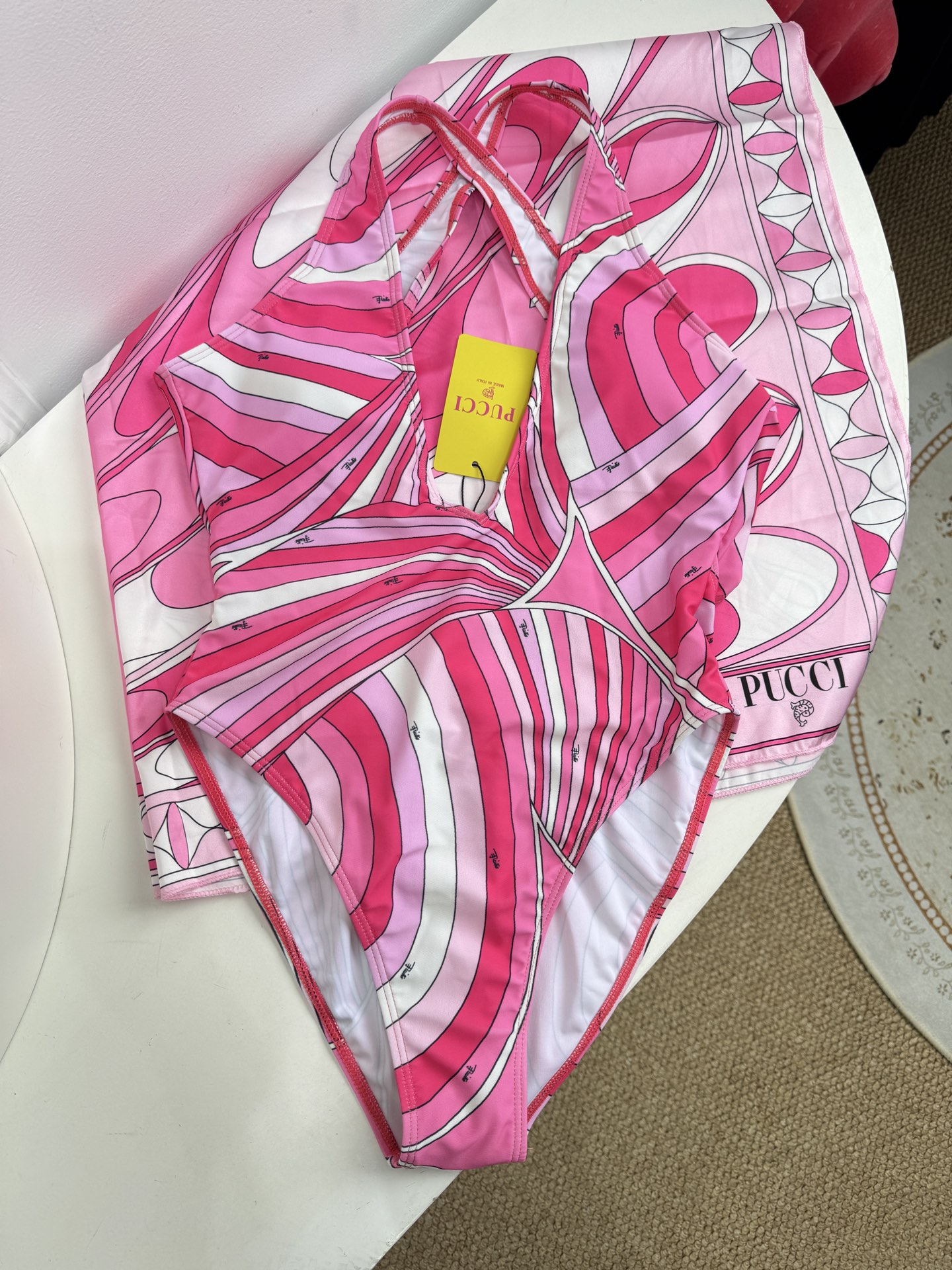 Pucci 印花度假连体泳衣套装（交叉镂空泳衣+真丝方巾）2件套不拆分卖⚠️所有泳衣拒绝任何理由退换⚠️