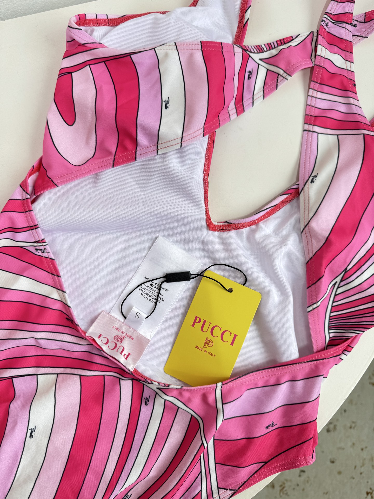 Pucci 印花度假连体泳衣套装（交叉镂空泳衣+真丝方巾）2件套不拆分卖⚠️所有泳衣拒绝任何理由退换⚠️