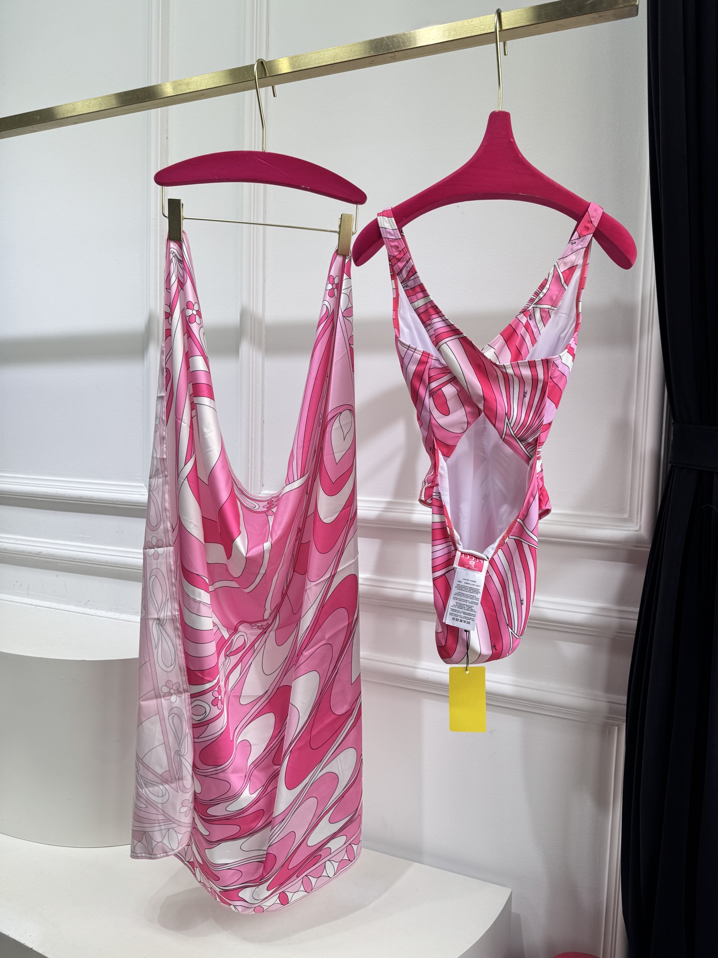 Pucci 印花度假连体泳衣套装（交叉镂空泳衣+真丝方巾）2件套不拆分卖⚠️所有泳衣拒绝任何理由退换⚠️