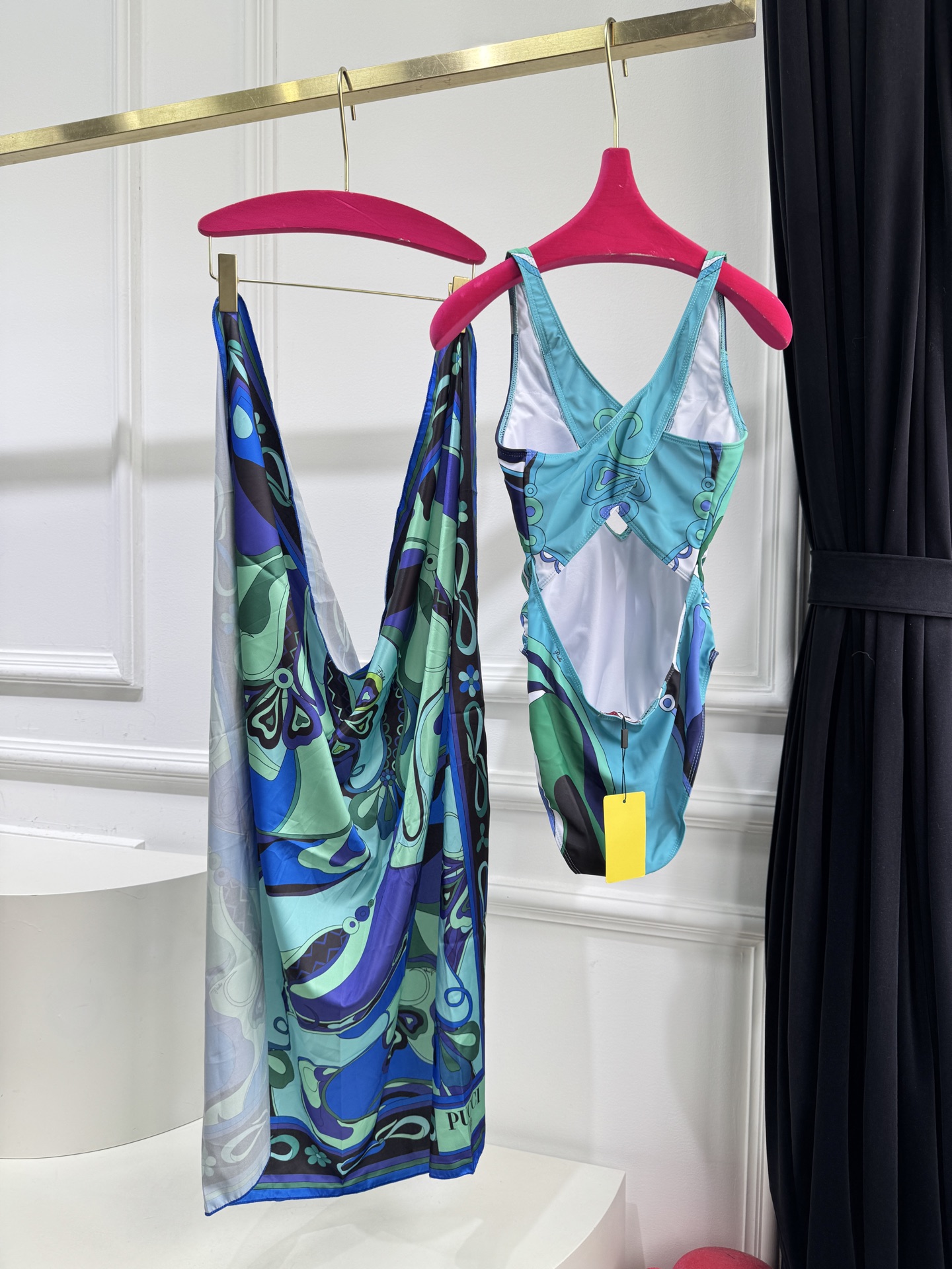 Pucci 印花度假连体泳衣套装（交叉镂空泳衣+真丝方巾）2件套不拆分卖⚠️所有泳衣拒绝任何理由退换⚠️