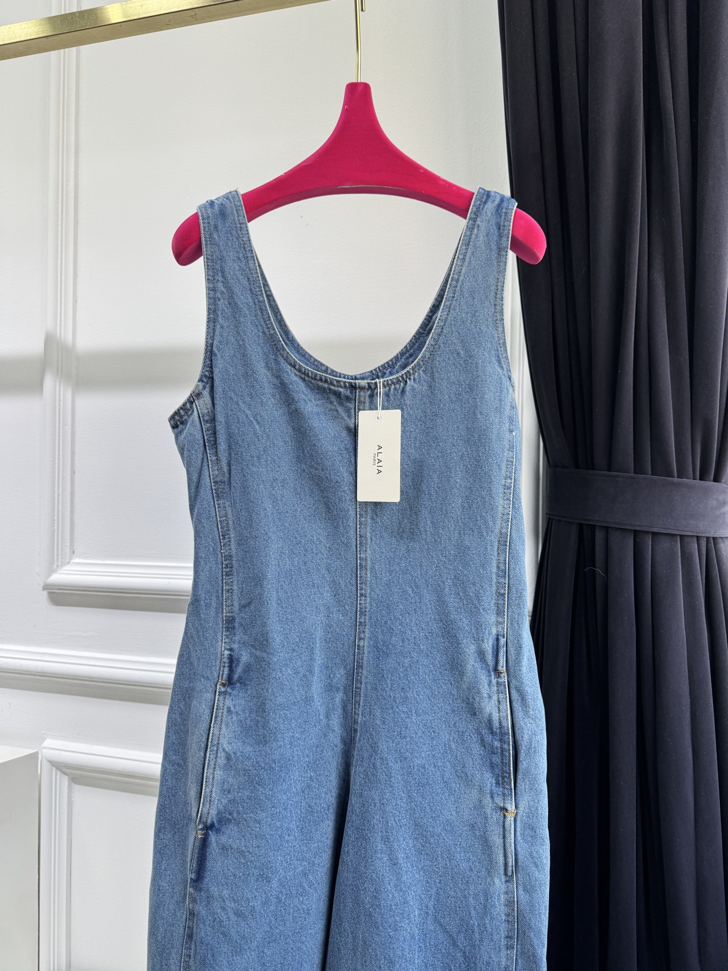 ALAÏA 无袖牛仔阔腿连体裤廓形剪裁：无袖U型领口+阔腿裤型，腰部两侧设有拉链细节，既修饰身形又兼具实