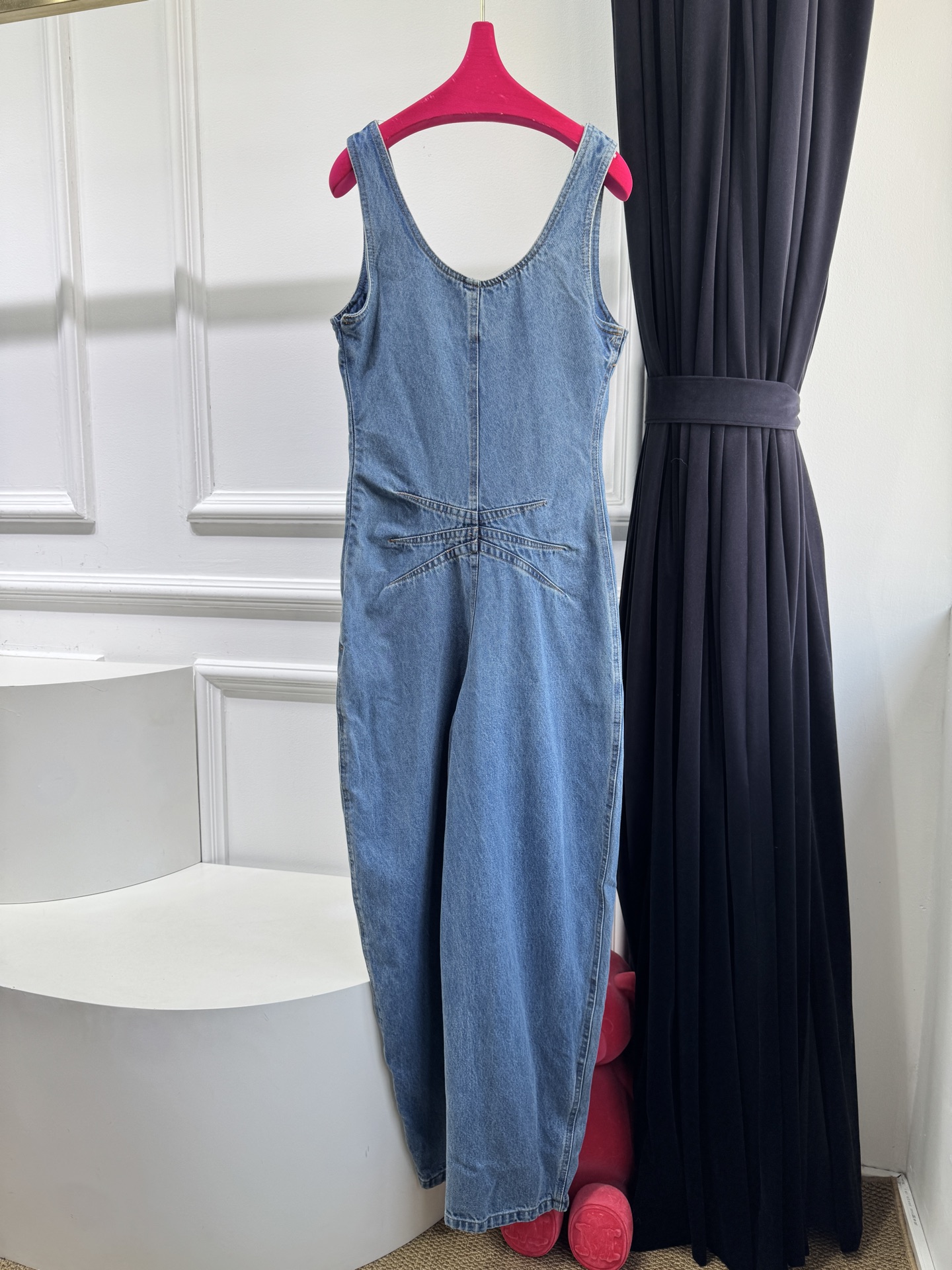 ALAÏA 无袖牛仔阔腿连体裤廓形剪裁：无袖U型领口+阔腿裤型，腰部两侧设有拉链细节，既修饰身形又兼具实