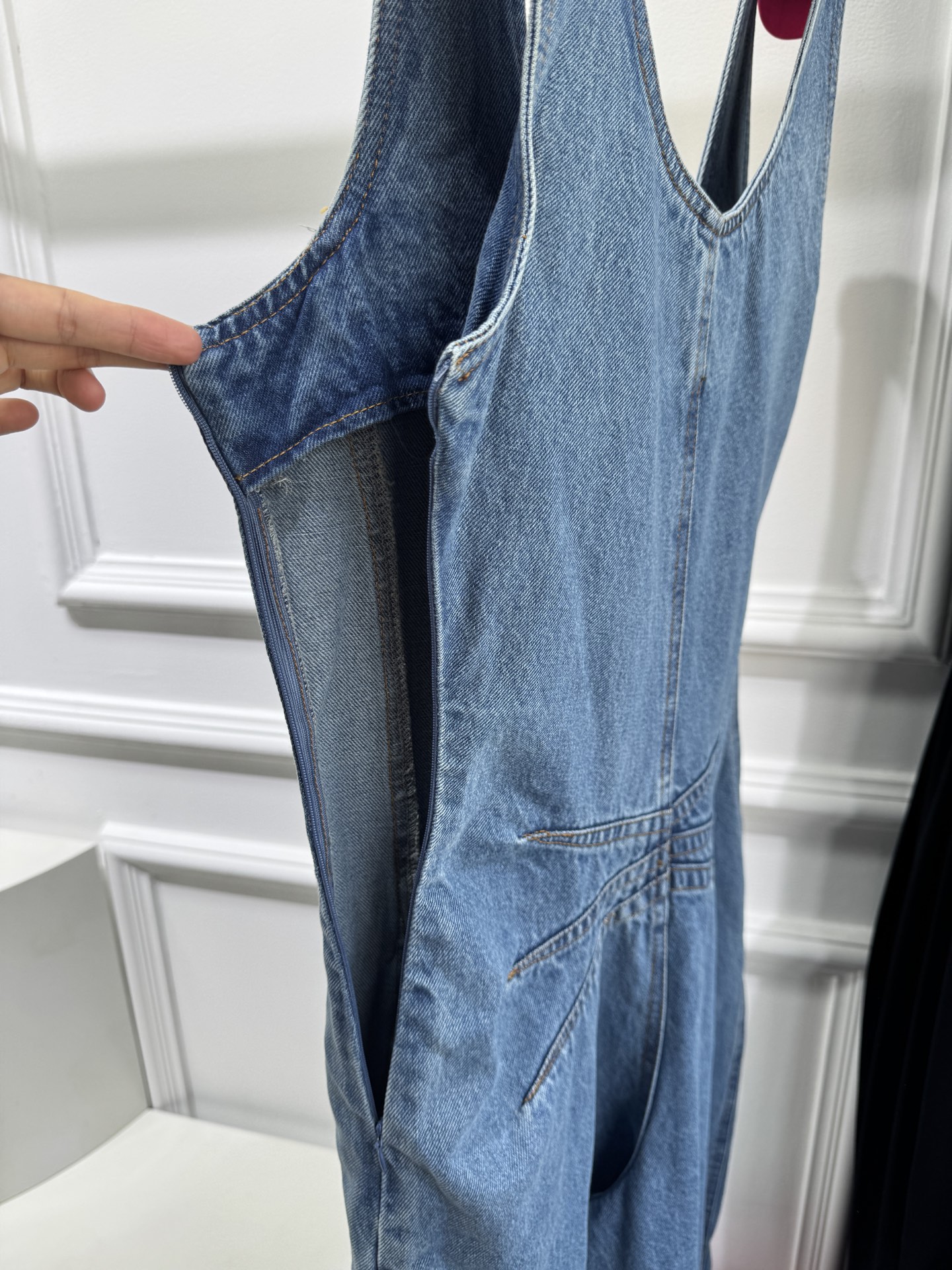 ALAÏA 无袖牛仔阔腿连体裤廓形剪裁：无袖U型领口+阔腿裤型，腰部两侧设有拉链细节，既修饰身形又兼具实