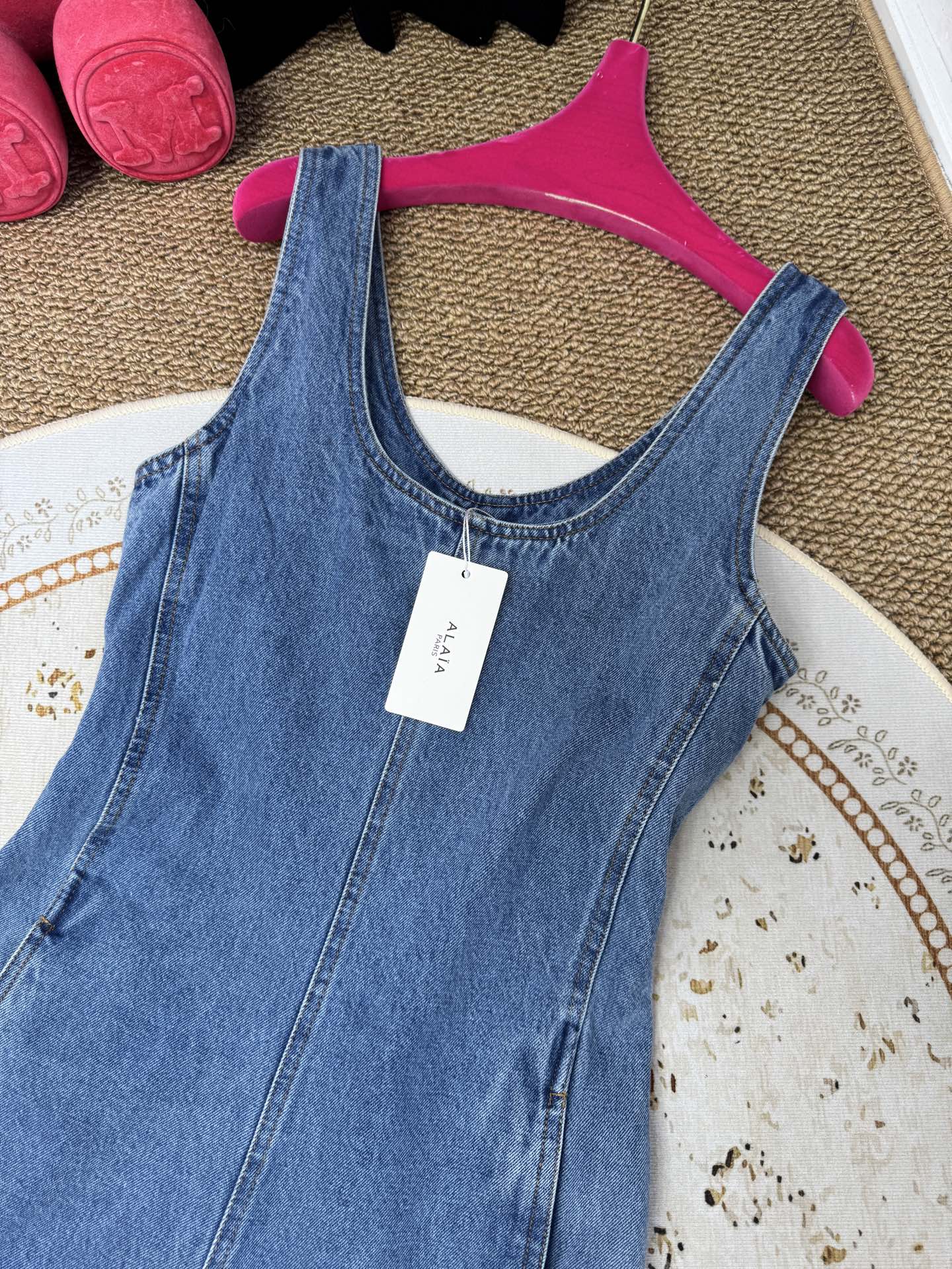 ALAÏA 无袖牛仔阔腿连体裤廓形剪裁：无袖U型领口+阔腿裤型，腰部两侧设有拉链细节，既修饰身形又兼具实