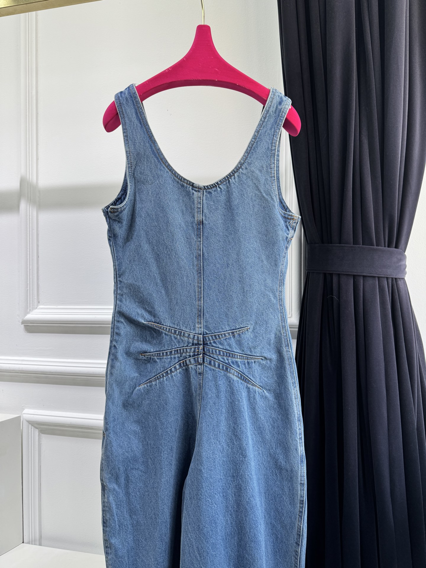 ALAÏA 无袖牛仔阔腿连体裤廓形剪裁：无袖U型领口+阔腿裤型，腰部两侧设有拉链细节，既修饰身形又兼具实