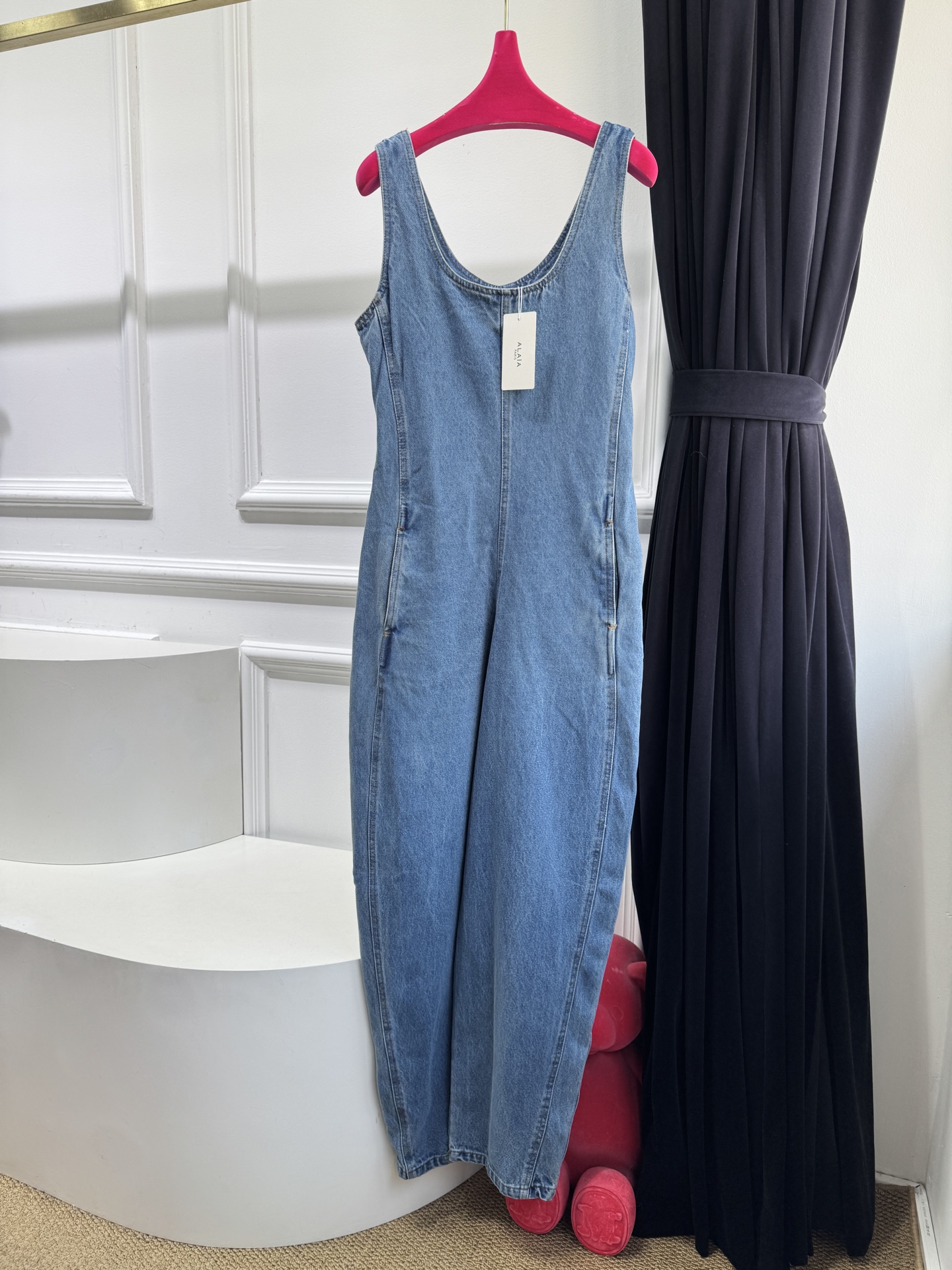 ALAÏA 无袖牛仔阔腿连体裤廓形剪裁：无袖U型领口+阔腿裤型，腰部两侧设有拉链细节，既修饰身形又兼具实