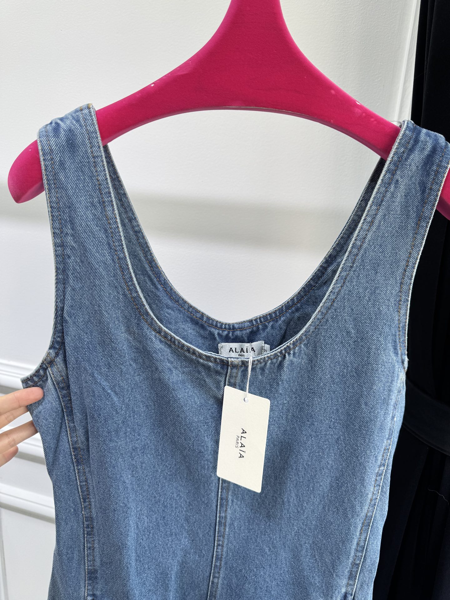 ALAÏA 无袖牛仔阔腿连体裤廓形剪裁：无袖U型领口+阔腿裤型，腰部两侧设有拉链细节，既修饰身形又兼具实