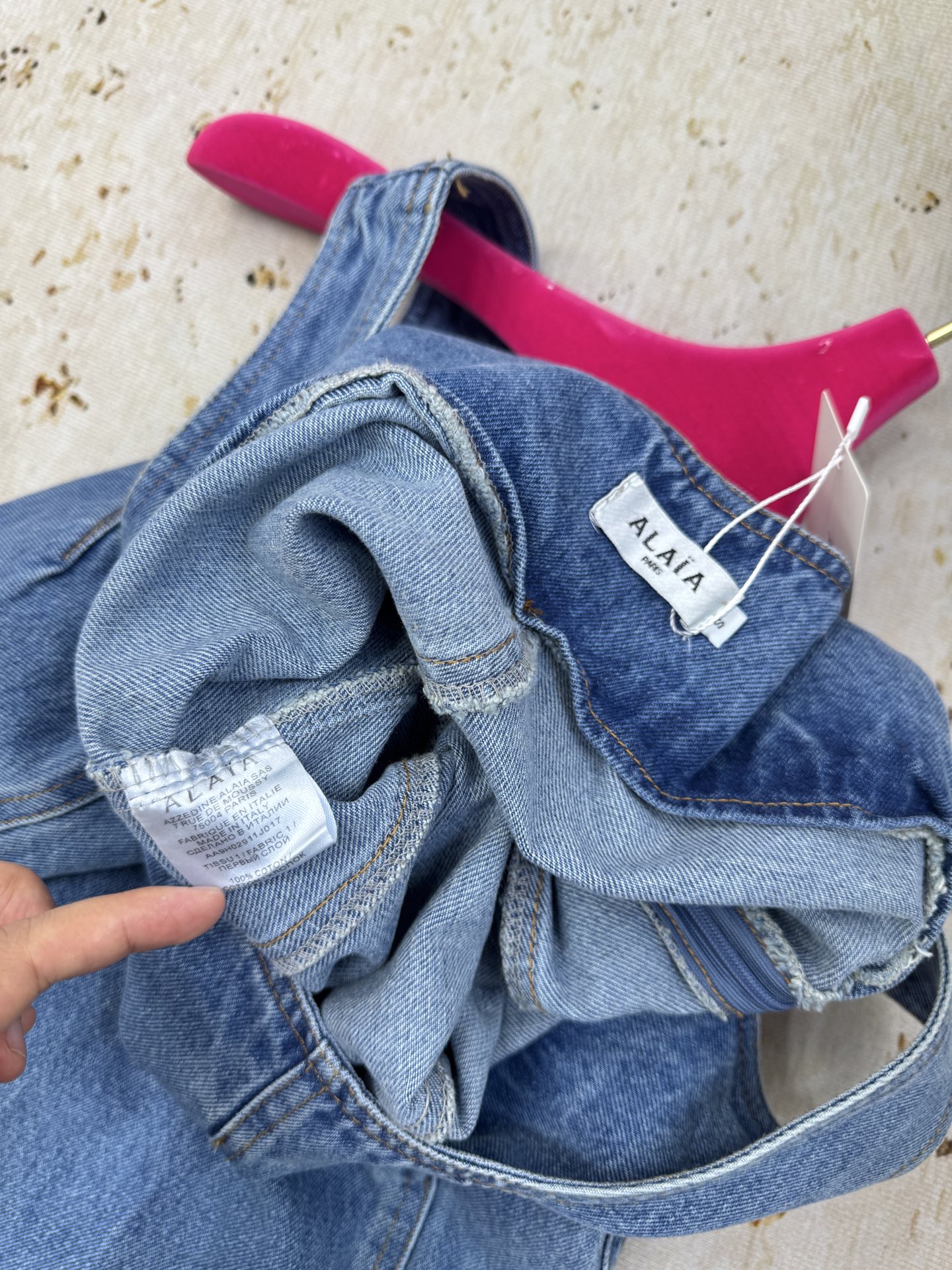 ALAÏA 无袖牛仔阔腿连体裤廓形剪裁：无袖U型领口+阔腿裤型，腰部两侧设有拉链细节，既修饰身形又兼具实