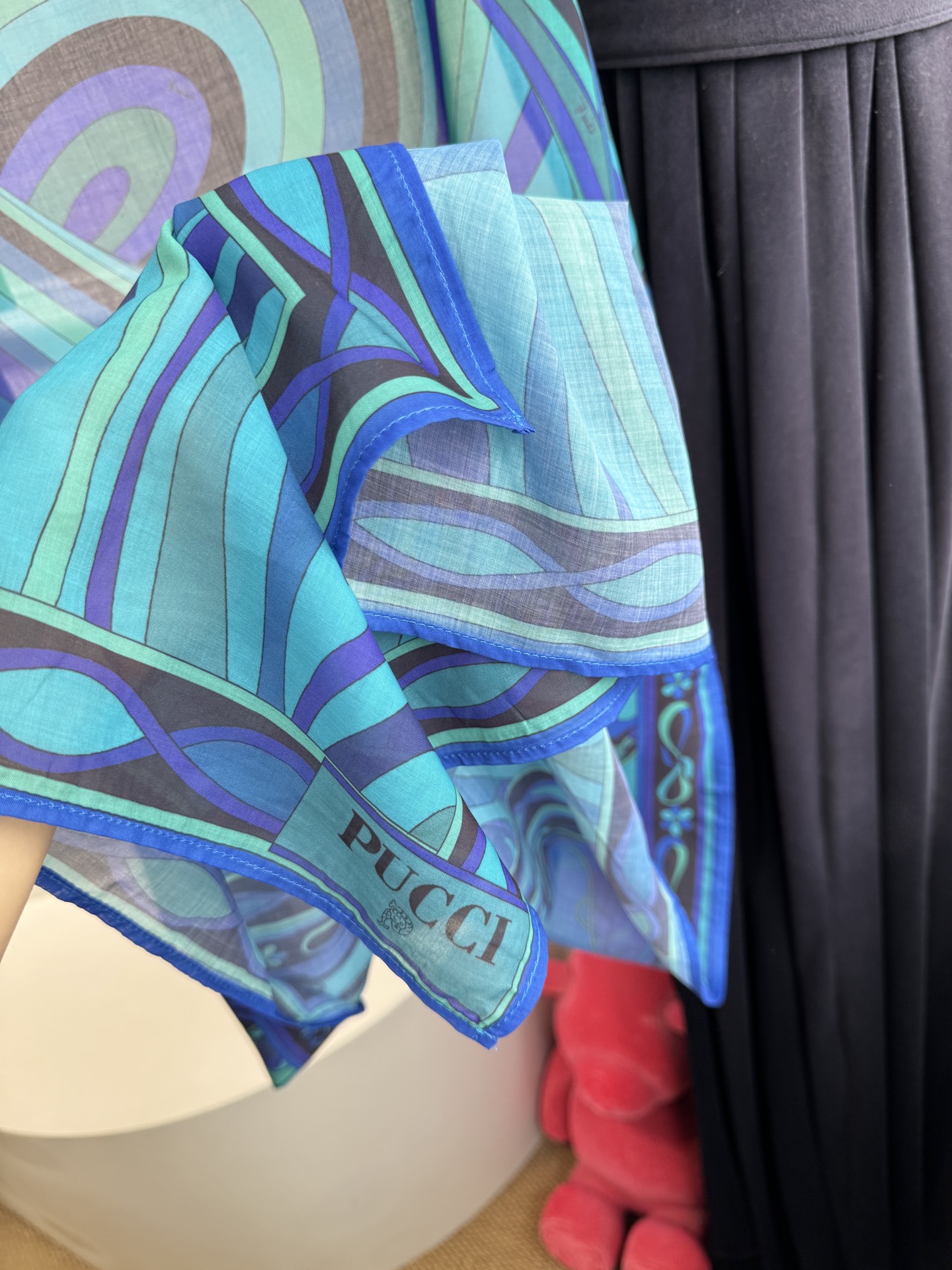 Pucci 丝巾 可多种搭配丝巾上的漩涡、波浪与抽象几何纹样，色彩大胆又充满韵律感，自带复古迷幻氛围。采