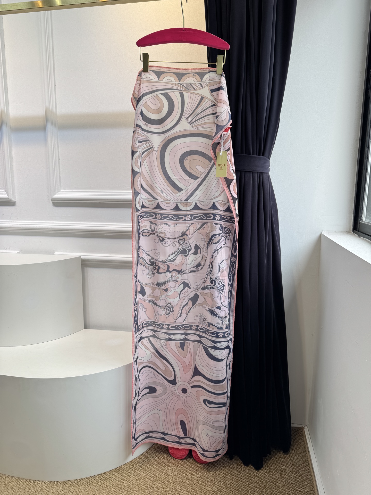 Pucci 丝巾 可多种搭配丝巾上的漩涡、波浪与抽象几何纹样，色彩大胆又充满韵律感，自带复古迷幻氛围。采