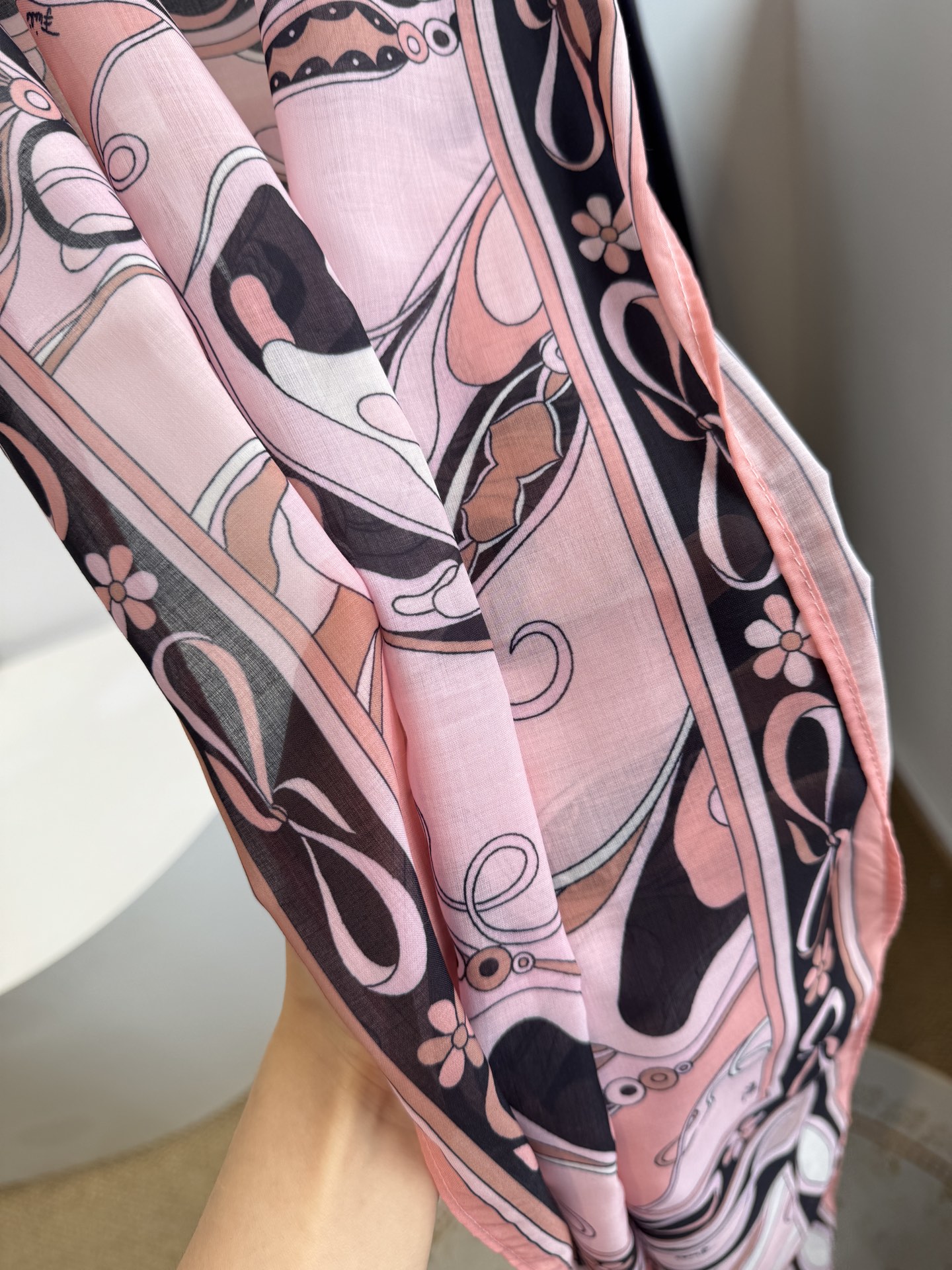 Pucci 丝巾 可多种搭配丝巾上的漩涡、波浪与抽象几何纹样，色彩大胆又充满韵律感，自带复古迷幻氛围。采