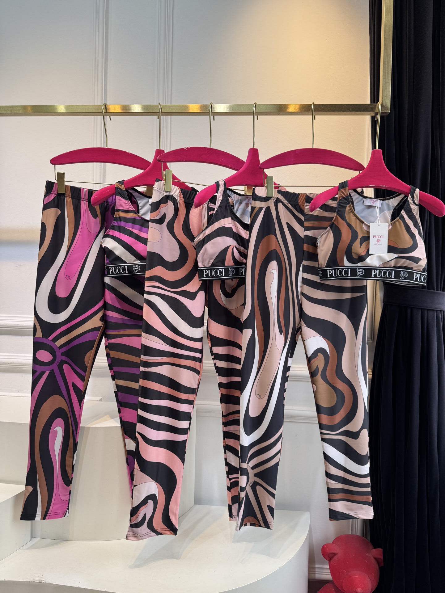 Pucci Marmo 系列运动瑜伽套装品牌经典的波浪/漩涡大理石纹印花工字背运动内衣+高腰紧身专为瑜伽