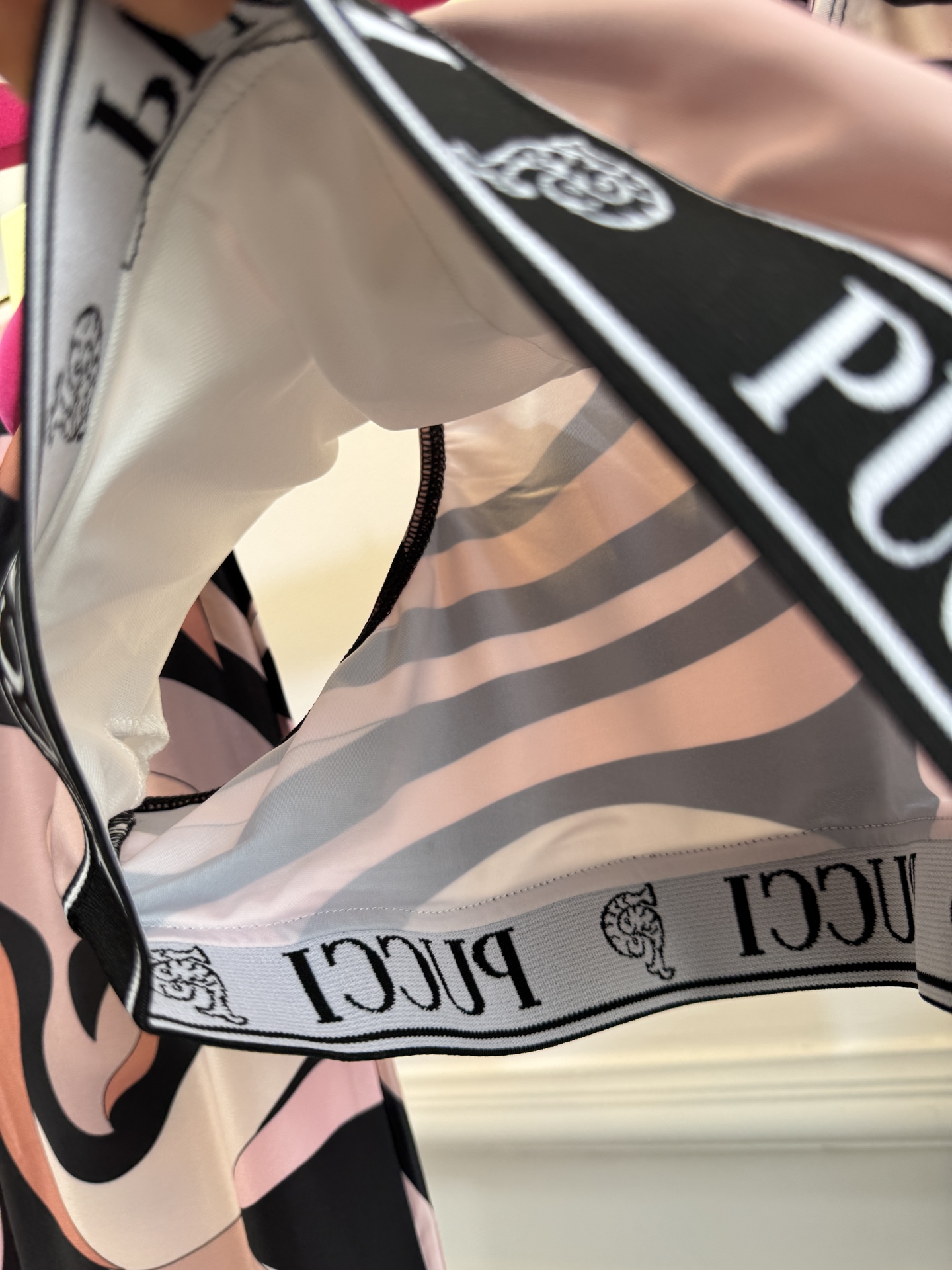 Pucci Marmo 系列运动瑜伽套装品牌经典的波浪/漩涡大理石纹印花工字背运动内衣+高腰紧身专为瑜伽
