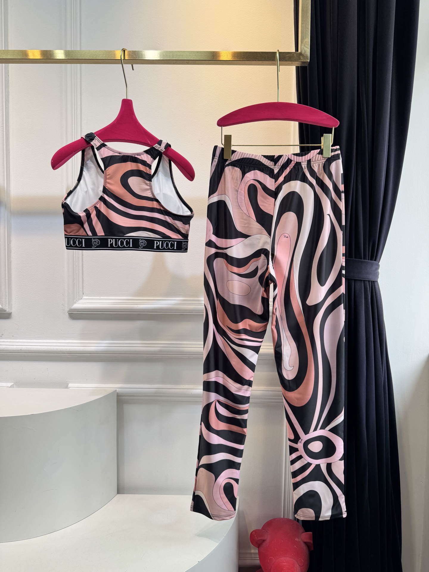 Pucci Marmo 系列运动瑜伽套装品牌经典的波浪/漩涡大理石纹印花工字背运动内衣+高腰紧身专为瑜伽