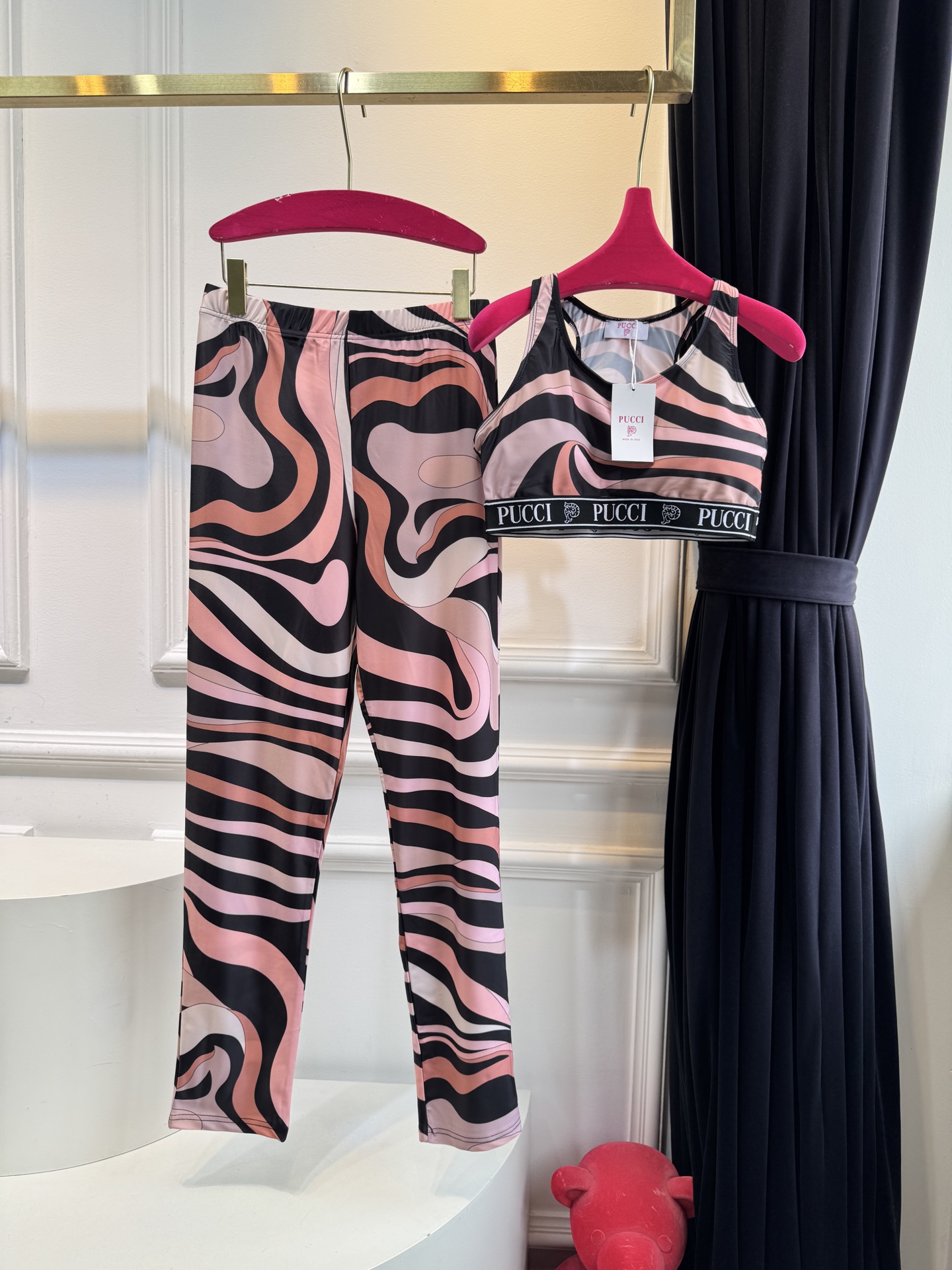 Pucci Marmo 系列运动瑜伽套装品牌经典的波浪/漩涡大理石纹印花工字背运动内衣+高腰紧身专为瑜伽