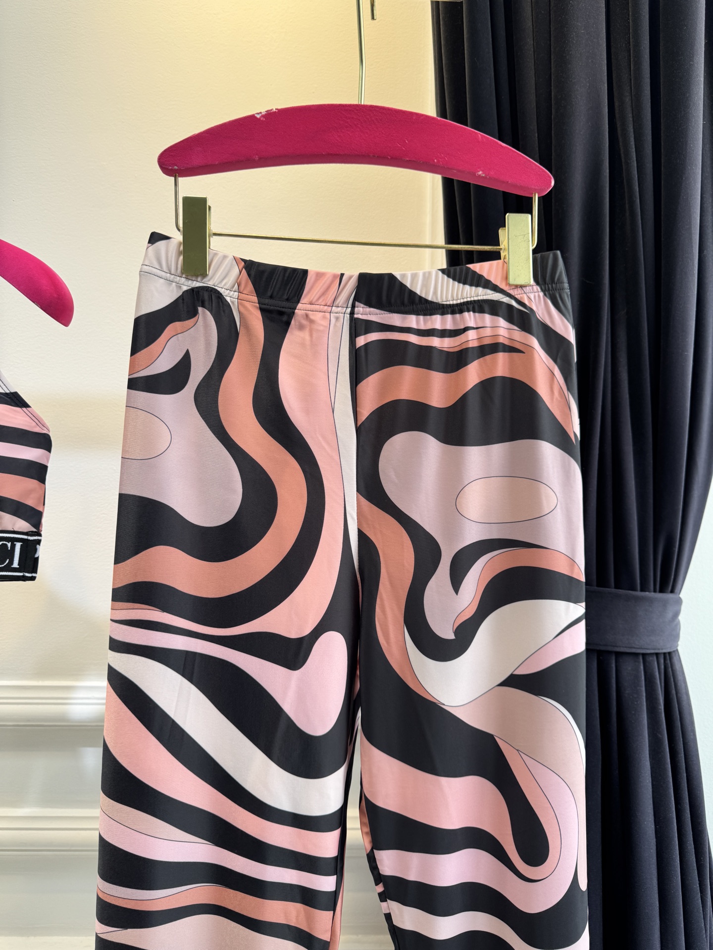 Pucci Marmo 系列运动瑜伽套装品牌经典的波浪/漩涡大理石纹印花工字背运动内衣+高腰紧身专为瑜伽