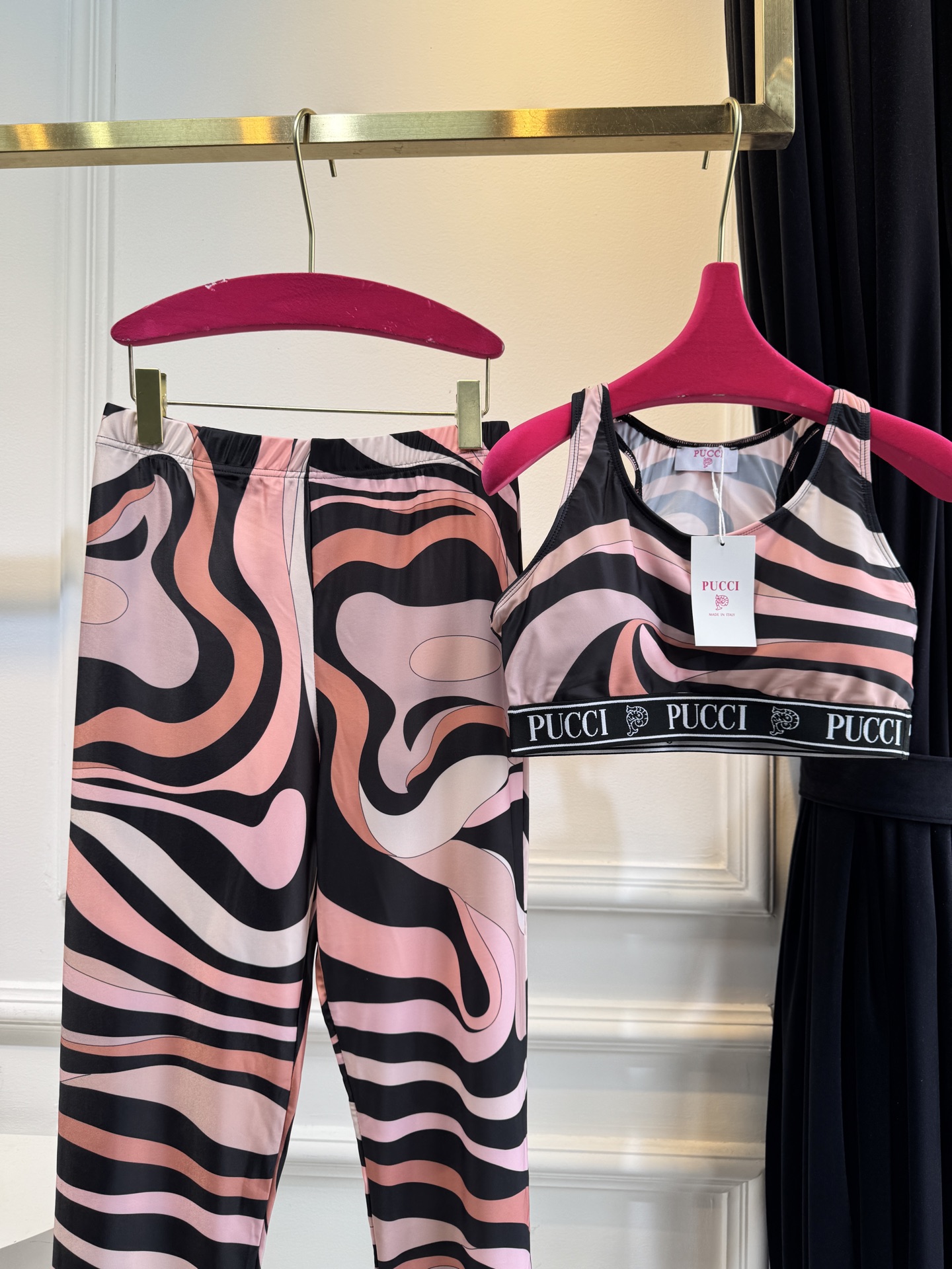 Pucci Marmo 系列运动瑜伽套装品牌经典的波浪/漩涡大理石纹印花工字背运动内衣+高腰紧身专为瑜伽