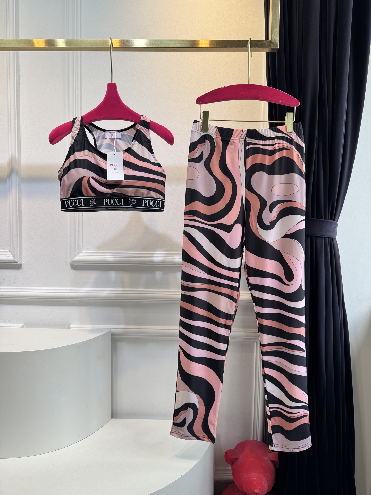 Pucci Marmo 系列运动瑜伽套装品牌经典的波浪/漩涡大理石纹印花工字背运动内衣+高腰紧身专为瑜伽