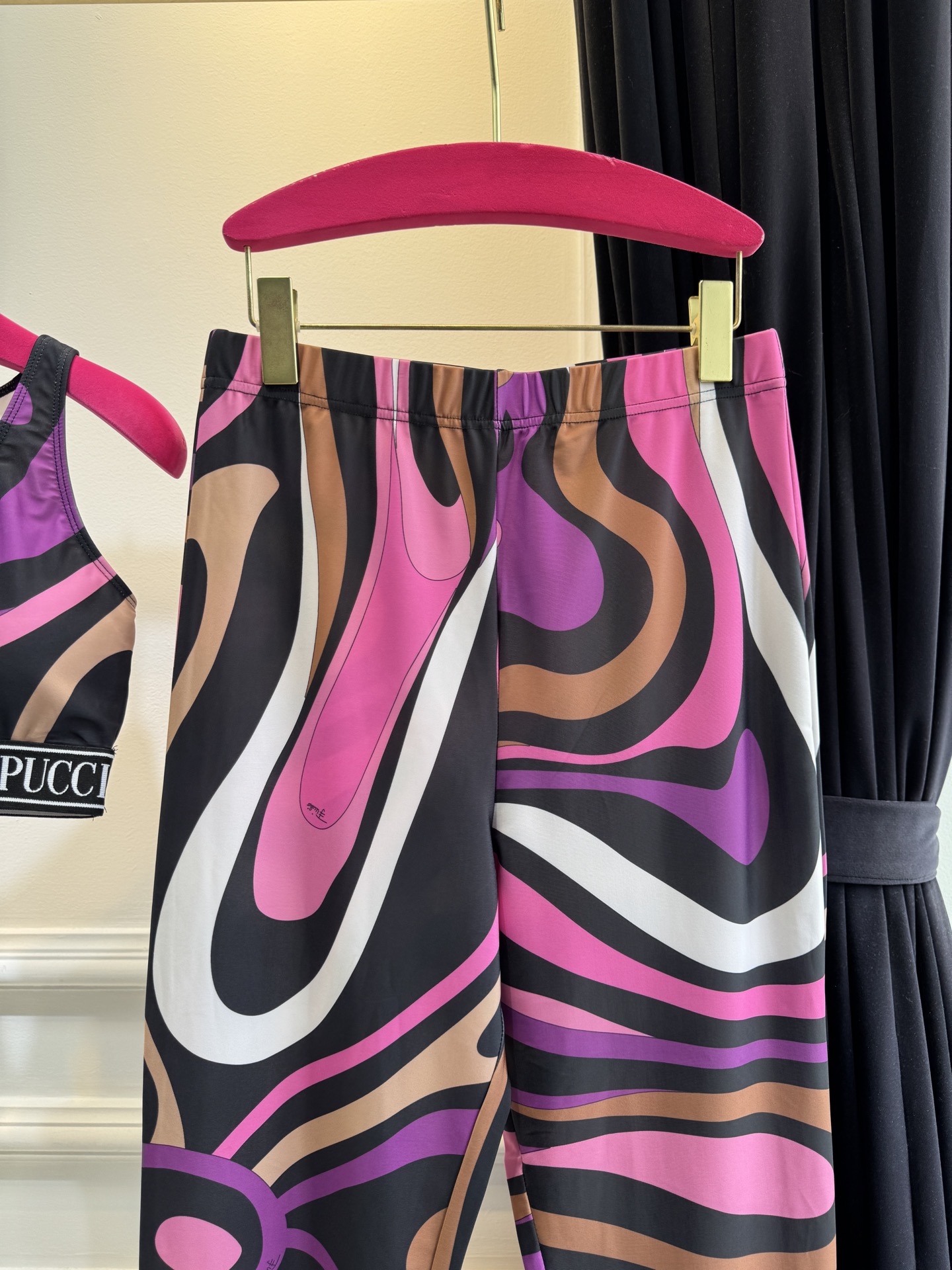 Pucci Marmo 系列运动瑜伽套装品牌经典的波浪/漩涡大理石纹印花工字背运动内衣+高腰紧身专为瑜伽