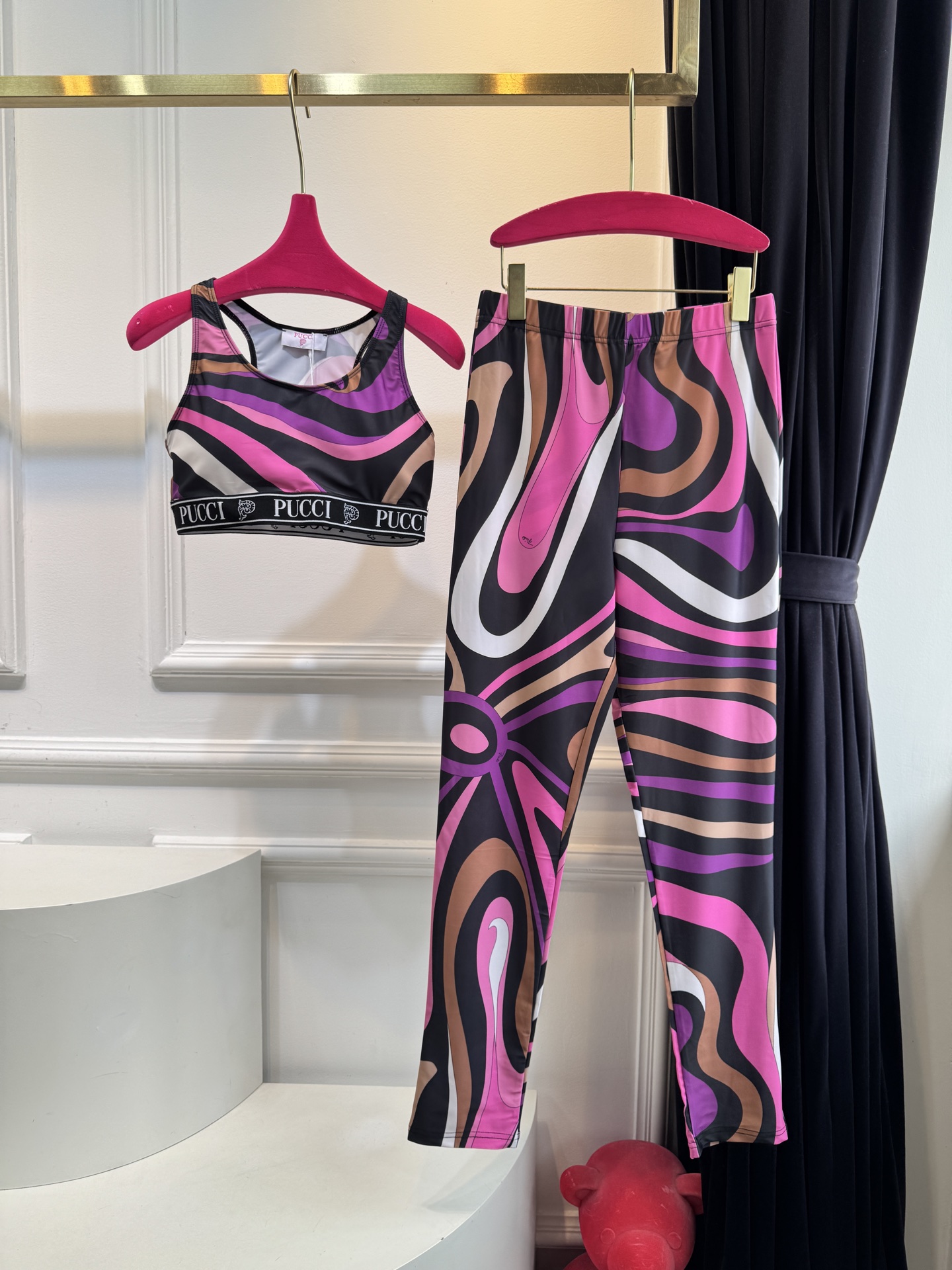 Pucci Marmo 系列运动瑜伽套装品牌经典的波浪/漩涡大理石纹印花工字背运动内衣+高腰紧身专为瑜伽