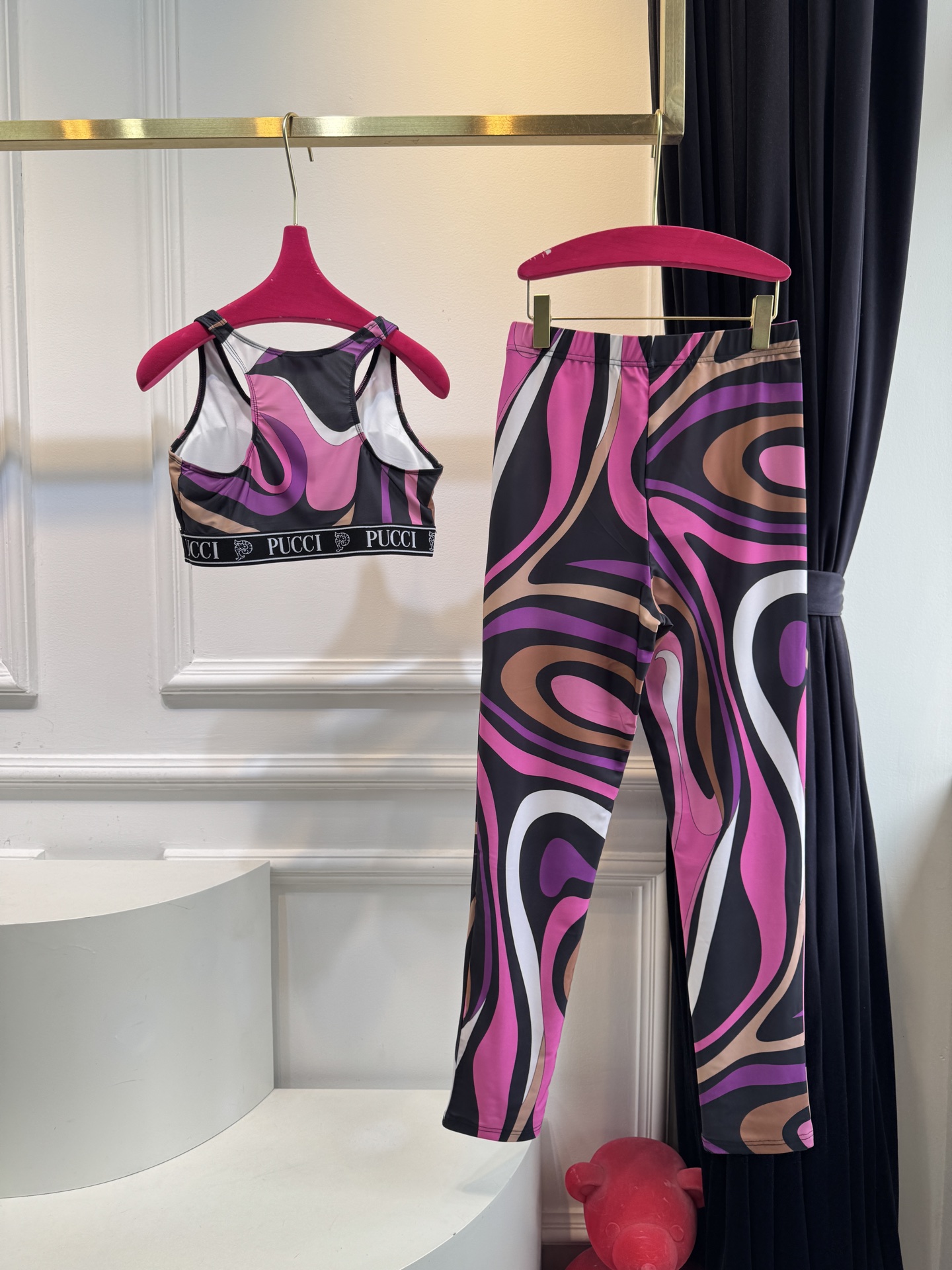 Pucci Marmo 系列运动瑜伽套装品牌经典的波浪/漩涡大理石纹印花工字背运动内衣+高腰紧身专为瑜伽