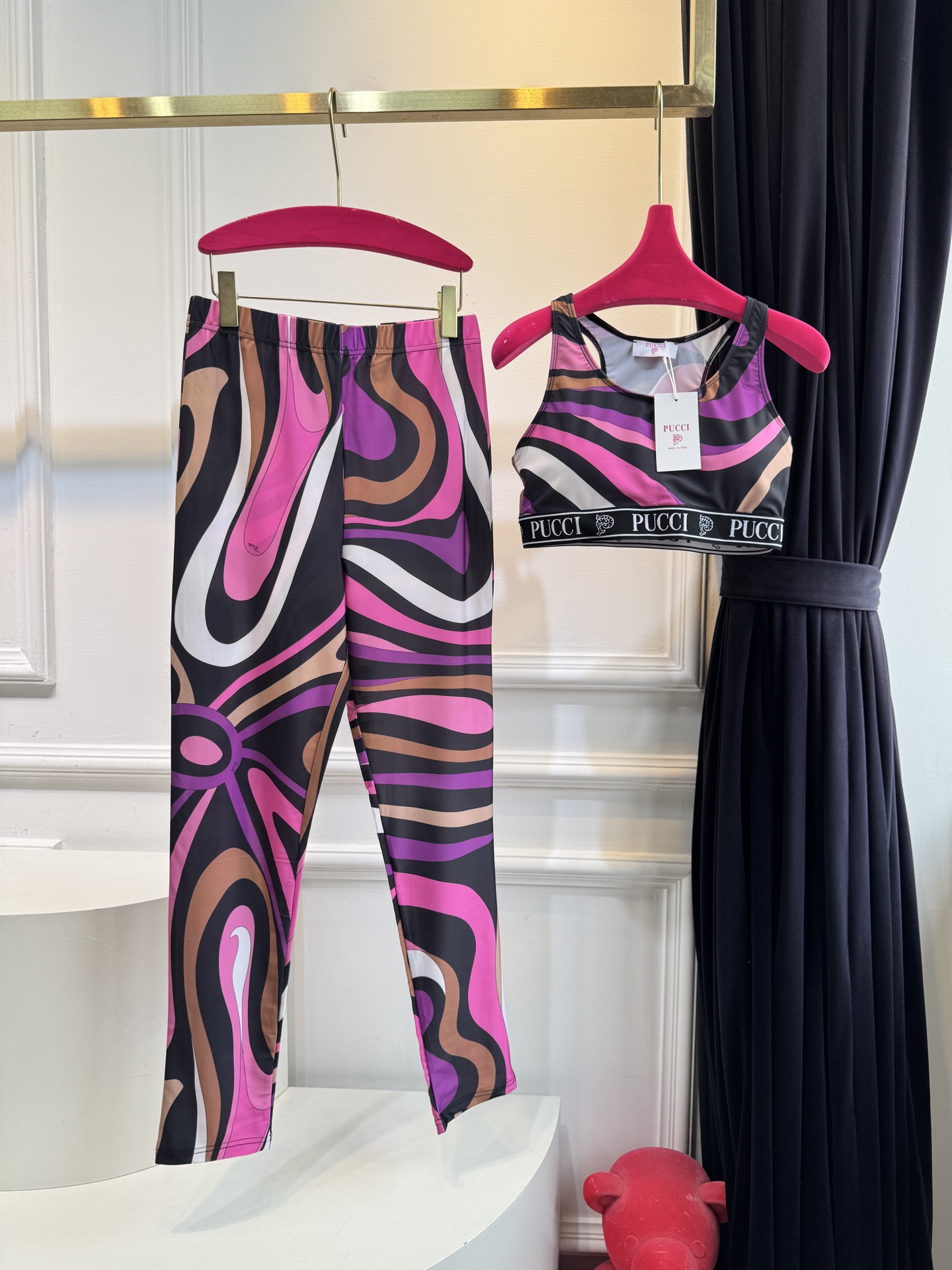 Pucci Marmo 系列运动瑜伽套装品牌经典的波浪/漩涡大理石纹印花工字背运动内衣+高腰紧身专为瑜伽