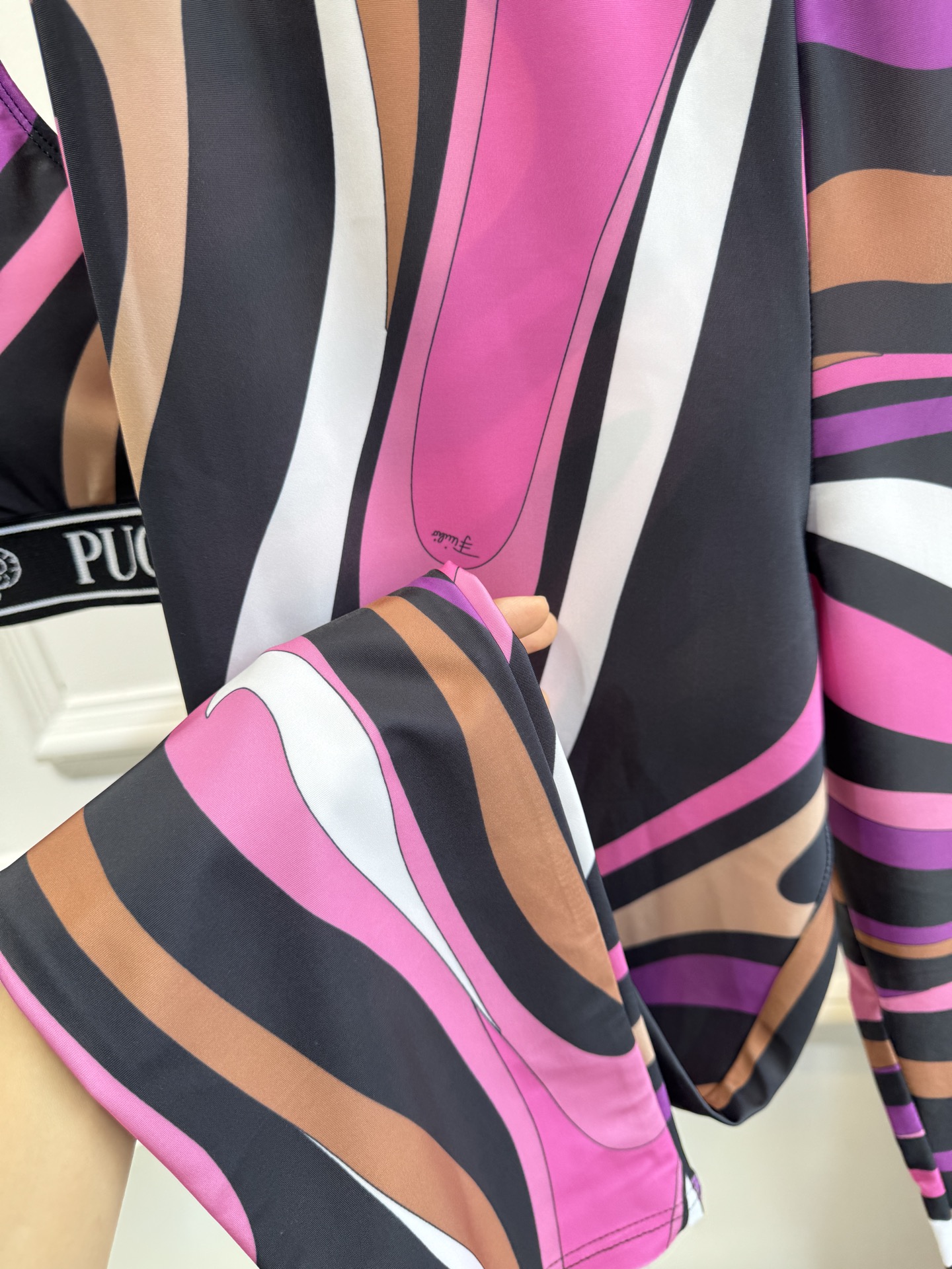 Pucci Marmo 系列运动瑜伽套装品牌经典的波浪/漩涡大理石纹印花工字背运动内衣+高腰紧身专为瑜伽